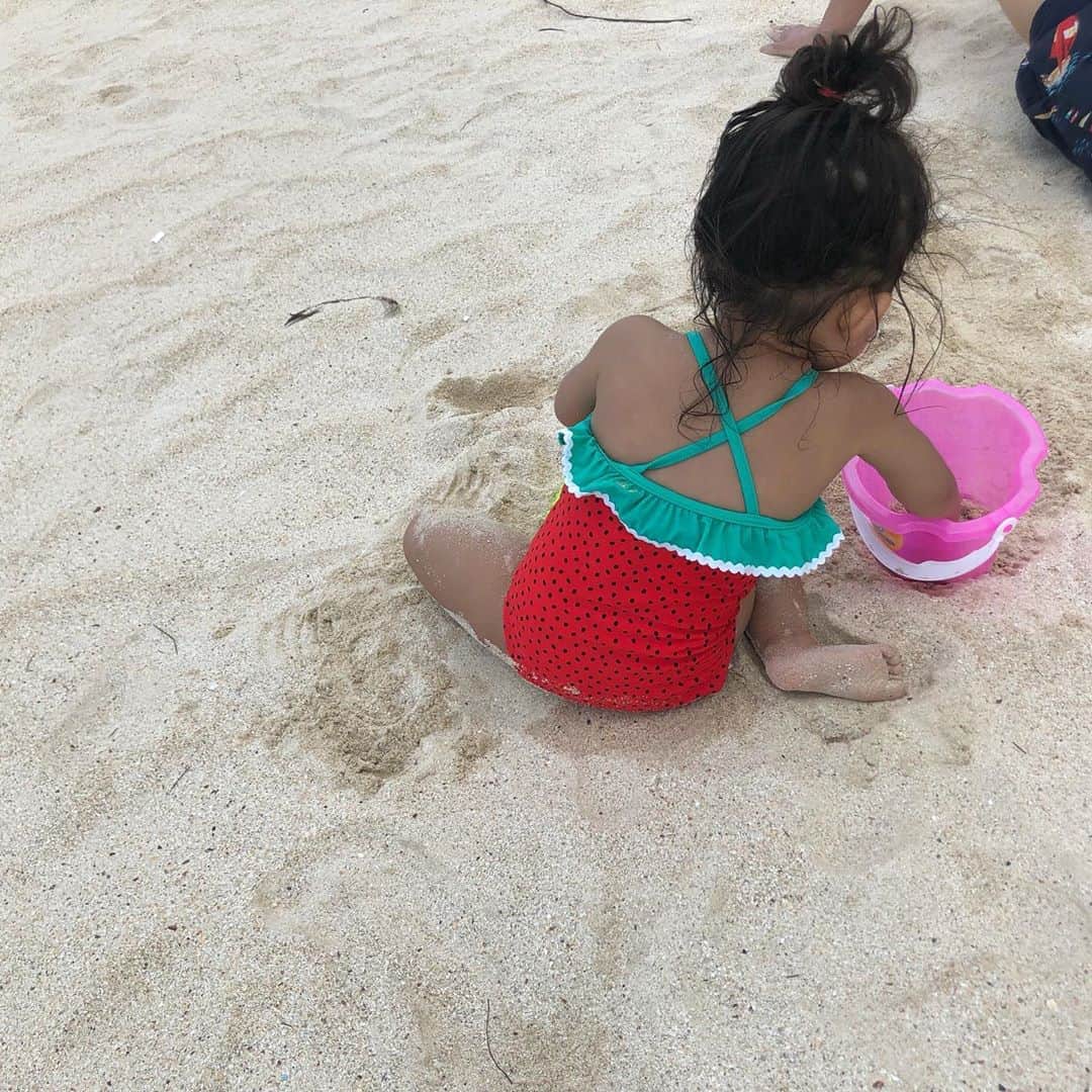 近藤千尋のインスタグラム：「さ、寒すぎる…❄️😭 なので気分だけでも暑くなる写メを🌺笑 来年は4人で行けたらいいなぁ🥰🌴 海外旅行についても質問が多いのですが、 十愛は生後7ヶ月の時 初ハワイに行きました✈️ その時はミルクと離乳食だったので 日本から持っていきました🍚 ✈️の中はほぼ寝てくれてました😍 写真は今年のものなので 1歳10ヶ月の時です☺️💖 #毎日家にいると #たまに外出た時寒さにびっくりする #そしてインスタの更新が空いてしまう #ごめんなさい🙇‍♀️❤️」