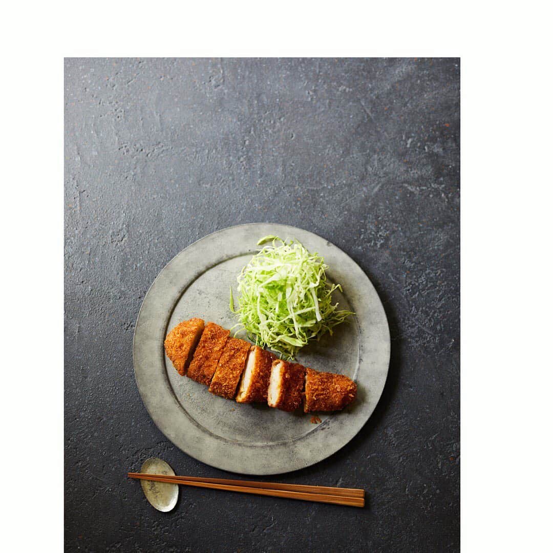 山本千織さんのインスタグラム写真 - (山本千織Instagram)「明日発売の『チオベンの揚げもの煮もの』 私の揚げものへの思いと許容をすべて入れてあります。ぜひお手に取っていただけると嬉しいです！ #チオベンの揚げもの煮もの #揚げ #chioben」11月27日 14時48分 - chiobenfc