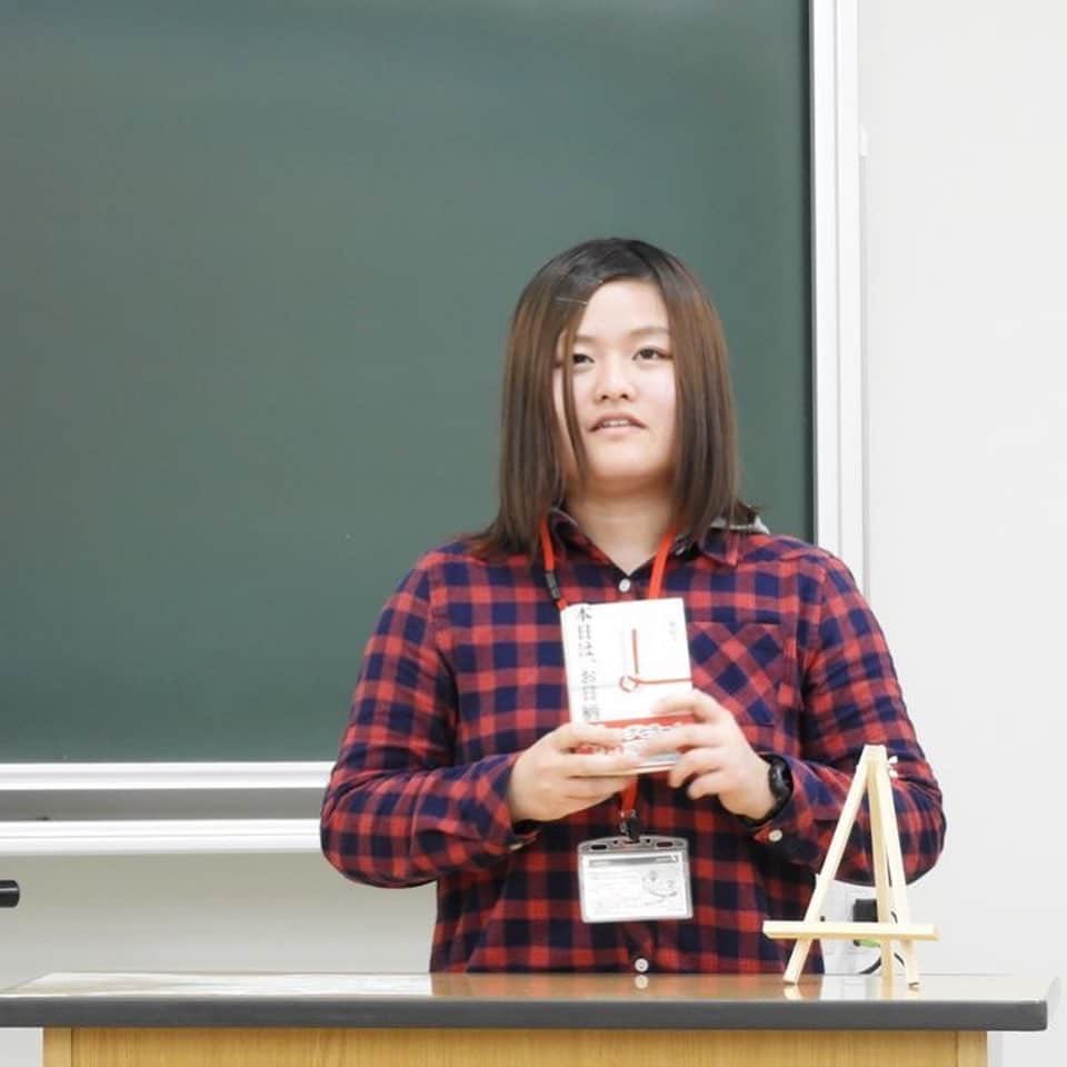 福岡女子短期大学さんのインスタグラム写真 - (福岡女子短期大学Instagram)「こんにちは、福岡女子短期大学文化教養学科です。 . 本学で行われた全国大学ビブリオバトル 九州Aブロック地区予選を経て、 11月23日、九州女子大学で地区決選が行われ、 予選を勝ち抜いた萩尾月葉さんが出場しました。 . 九州Aブロックは11名の学生がエントリー、 激戦区だと主催者の方がおっしゃるほど、 レベルの高い大会でした。 . 萩尾さんは準決勝に残り、決勝にすすみました。 残念ながら、全国大会の出場権は逃しましたが、 緊張する様子もなく、 のびのびとしたパフォーマンスでした。 . 萩尾さんは、高校の時から、ビブリオバトルの経験があり、 今回紹介した本も、高校図書館の司書の方に 勧められて読んだのがきっかけと紹介していました。 . 福岡女子短期大学文化教養学科は ビブリオバトルについての授業を 学生全員が受講しています。 . 来年こそは全国大会に出場できる 学生が誕生することを願っています。 . . #福岡女子短期大学 #福女短 #文化教養学科 #福岡女子短期大学文化教養学科 #司書 #司書採用者全国トップクラス #司書の卵 #図書館司書 #司書教諭 #学校司書 #司書になりたい #本好き #本が好き #本大好き #図書館好き #本好きな人と繋がりたい #公務員になりたい #公務員 #読書女子 #読書ガール #女子大生 #ビブリオバトル #読書 #book #本 #bookstagram #読書好きな人と繋がりたい #読書記録 . この投稿をご覧になって「いいね👍」「役に立った」と思われた方は、 @fukuoka_wjc をフォローをお願いします🥺 . ========[ お知らせ ]======== 福岡女子短期大学の資料（2020大学案内📕学生募集要項）を無料送付中です。本学ホームページ📲からお気軽に申し込みください🌟 ========================= . 子ども学科/健康栄養学科 音楽科/文化教養学科 . 福岡女子短期大学 住所：‪‪‪‪福岡県太宰府市五条四丁目16番‬1号‬‬‬ tel：‪‪‪092-922-4034‬‬‬（代表)」11月27日 14時50分 - fukuoka_wjc