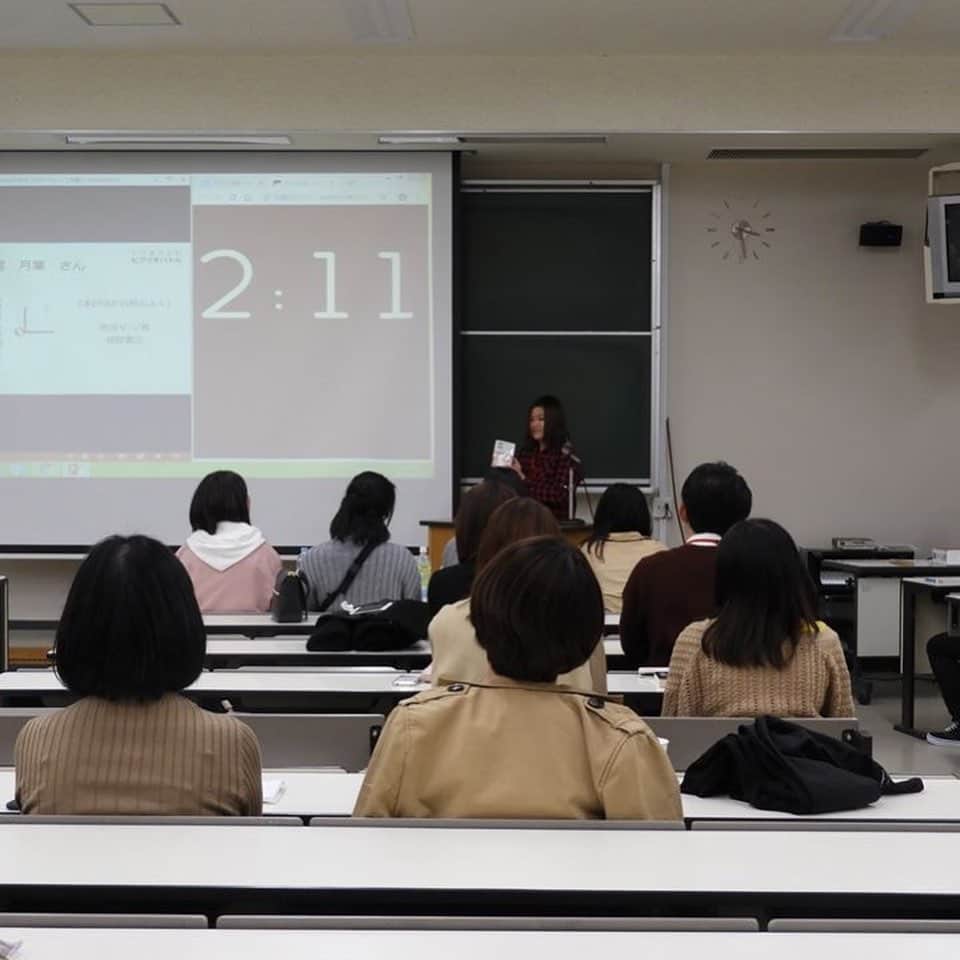 福岡女子短期大学さんのインスタグラム写真 - (福岡女子短期大学Instagram)「こんにちは、福岡女子短期大学文化教養学科です。 . 本学で行われた全国大学ビブリオバトル 九州Aブロック地区予選を経て、 11月23日、九州女子大学で地区決選が行われ、 予選を勝ち抜いた萩尾月葉さんが出場しました。 . 九州Aブロックは11名の学生がエントリー、 激戦区だと主催者の方がおっしゃるほど、 レベルの高い大会でした。 . 萩尾さんは準決勝に残り、決勝にすすみました。 残念ながら、全国大会の出場権は逃しましたが、 緊張する様子もなく、 のびのびとしたパフォーマンスでした。 . 萩尾さんは、高校の時から、ビブリオバトルの経験があり、 今回紹介した本も、高校図書館の司書の方に 勧められて読んだのがきっかけと紹介していました。 . 福岡女子短期大学文化教養学科は ビブリオバトルについての授業を 学生全員が受講しています。 . 来年こそは全国大会に出場できる 学生が誕生することを願っています。 . . #福岡女子短期大学 #福女短 #文化教養学科 #福岡女子短期大学文化教養学科 #司書 #司書採用者全国トップクラス #司書の卵 #図書館司書 #司書教諭 #学校司書 #司書になりたい #本好き #本が好き #本大好き #図書館好き #本好きな人と繋がりたい #公務員になりたい #公務員 #読書女子 #読書ガール #女子大生 #ビブリオバトル #読書 #book #本 #bookstagram #読書好きな人と繋がりたい #読書記録 . この投稿をご覧になって「いいね👍」「役に立った」と思われた方は、 @fukuoka_wjc をフォローをお願いします🥺 . ========[ お知らせ ]======== 福岡女子短期大学の資料（2020大学案内📕学生募集要項）を無料送付中です。本学ホームページ📲からお気軽に申し込みください🌟 ========================= . 子ども学科/健康栄養学科 音楽科/文化教養学科 . 福岡女子短期大学 住所：‪‪‪‪福岡県太宰府市五条四丁目16番‬1号‬‬‬ tel：‪‪‪092-922-4034‬‬‬（代表)」11月27日 14時50分 - fukuoka_wjc