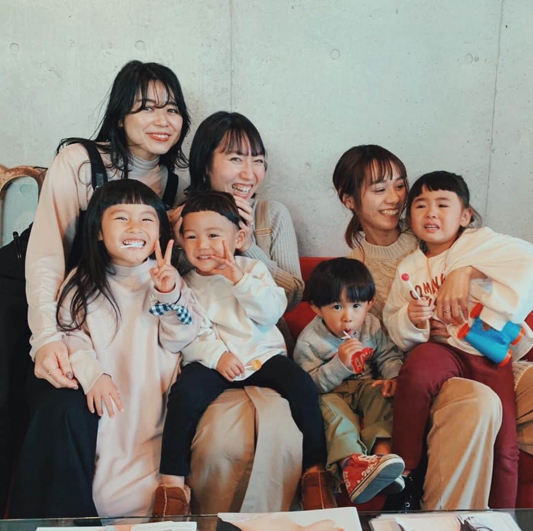 Yu-kiのインスタグラム：「もう10年以上担当してるマリアちゃん😌子供たちも会う度に大きくなってて、会いに来てくれて嬉しいな🧡ゆみこちゃんも会いに来てくれてありがとう🥺次は髪もしようね💜一年に一回しか会えないけど、子供達の成長がほんと楽しみ、孫みたいな気分☺️#家族写真」