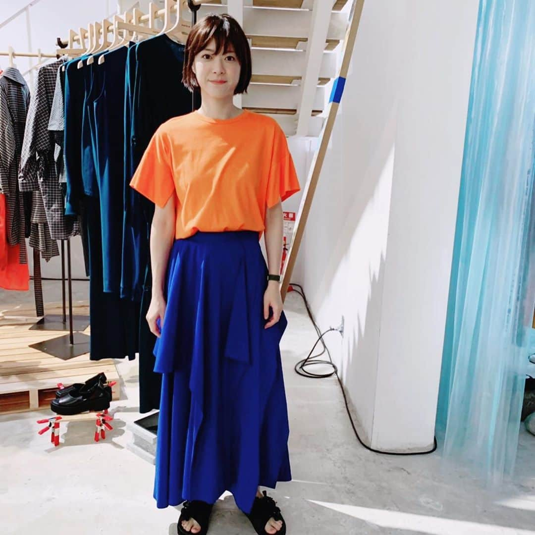 上野樹里さんのインスタグラム写真 - (上野樹里Instagram)「この前、エンフォルドの展示会で春夏の服を見てきました。店員の方が写真を撮ってくださいましたが、ちょっと真顔ぎみです（笑） モノトーン、ビタミンカラー🥕🍋色々可愛かったです。シンプルでユーモアがあって楽しい気持ちになります。白は、Tシャツ生地。青いスカートはパーカーのようなちょっとスポーティなシャカシャカした生地。濡れてもすぐ乾きそう。動きで広がり、シワにならない素材。💃オレンジのスカートはシャツ生地。真夏でも軽くて涼しそう。👗 あ、生地の話ばかりしちゃった笑 黒のサンダルもたくさんキラキラが付いていて何にでも合わせやすそうで購入。3〜5月に届くようなので、自分への誕生日プレゼントにします✨😄 お仕事頑張ろうっと❗️😉 最近雨が続いて、寒いので風邪など気をつけてくださいね😷🤧 #enfold  #展示会 #春夏コーデ」11月27日 15時16分 - _juri_art_