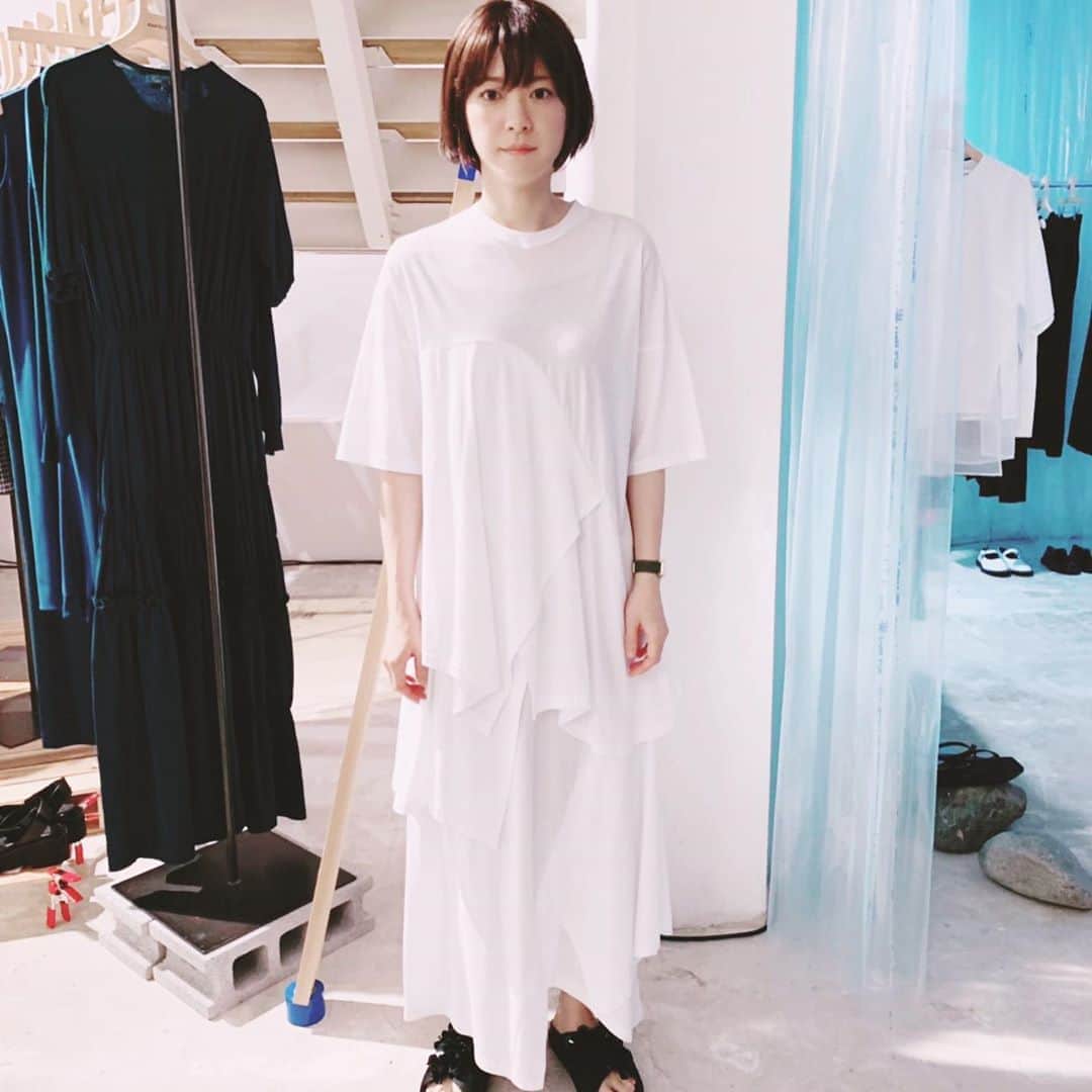 のインスタグラム：「この前、エンフォルドの展示会で春夏の服を見てきました。店員の方が写真を撮ってくださいましたが、ちょっと真顔ぎみです（笑） モノトーン、ビタミンカラー🥕🍋色々可愛かったです。シンプルでユーモアがあって楽しい気持ちになります。白は、Tシャツ生地。青いスカートはパーカーのようなちょっとスポーティなシャカシャカした生地。濡れてもすぐ乾きそう。動きで広がり、シワにならない素材。💃オレンジのスカートはシャツ生地。真夏でも軽くて涼しそう。👗 あ、生地の話ばかりしちゃった笑 黒のサンダルもたくさんキラキラが付いていて何にでも合わせやすそうで購入。3〜5月に届くようなので、自分への誕生日プレゼントにします✨😄 お仕事頑張ろうっと❗️😉 最近雨が続いて、寒いので風邪など気をつけてくださいね😷🤧 #enfold  #展示会 #春夏コーデ」