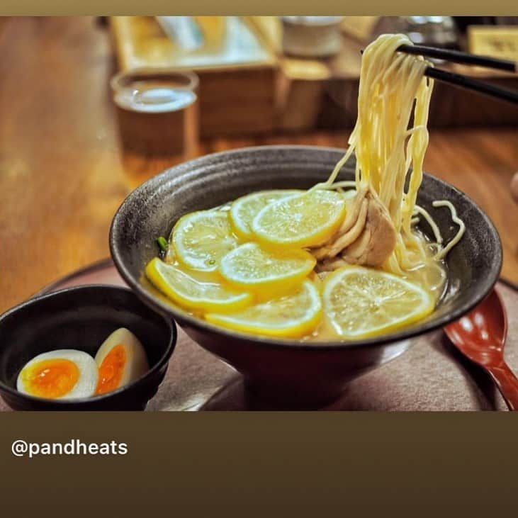 祇園麺処 むらじさんのインスタグラム写真 - (祇園麺処 むらじInstagram)「むらじといえば🍋檸檬ラーメン🍋キレイに並んだレモンの輪切りの下には、ジューシーな鶏チャーシューなども隠れています👍SNSに写真やコメント投稿していただいた方には、煮玉子半玉をサービスしております😊 お写真は、@pandheats様よりお借りいたしました📷  #麺処むらじ  #むらじ #ramen  #ramenmuraji #kyotogion  #ramenkyoto #ramenrestaurant  #京都のおいしい店  #京都でおいしいもの  #祇園ラーメン #おいしいラーメン #祇園ランチ #河原町ランチ #先斗町ランチ #烏丸御池ランチ #四条烏丸ランチ #烏丸御池ラーメン  #四条烏丸ラーメン #先斗町ラーメン  #締めのラーメン  #カラオケ後のラーメン  #飲み会後のラーメン  #煮卵 #煮玉子」11月27日 15時16分 - ramen_muraji