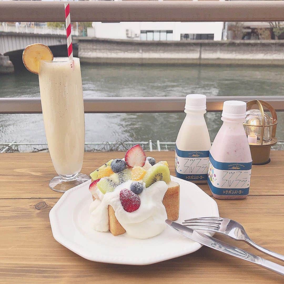 伊藤りかさんのインスタグラム写真 - (伊藤りかInstagram)「． #フツウニフルウツ お店の名前が可愛すぎる。。 季節のフルーツトーストとバナナジュース🍌 下のテイクアウトで コーヒー牛乳といちごミルクも一緒に..！🍓🍼 * パンもフルーツも美味しくてまた行きたい❤︎ * #りかちゃんのカフェ巡り #カフェ #カフェ巡り #カフェ好き #カフェ活 #食パンアレンジ #フルーツトースト #妊娠中 #カフェスタグラム #カフェ好きな人と繋がりたい #北浜カフェ #梅田カフェ #北浜カフェ巡り  #妊婦生活 #マタニティ #マタニティライフ #cafestagram #cafe #hair #arrange #hairstyle #伊藤りか #snsクリエイター」11月27日 15時18分 - rrrika.i