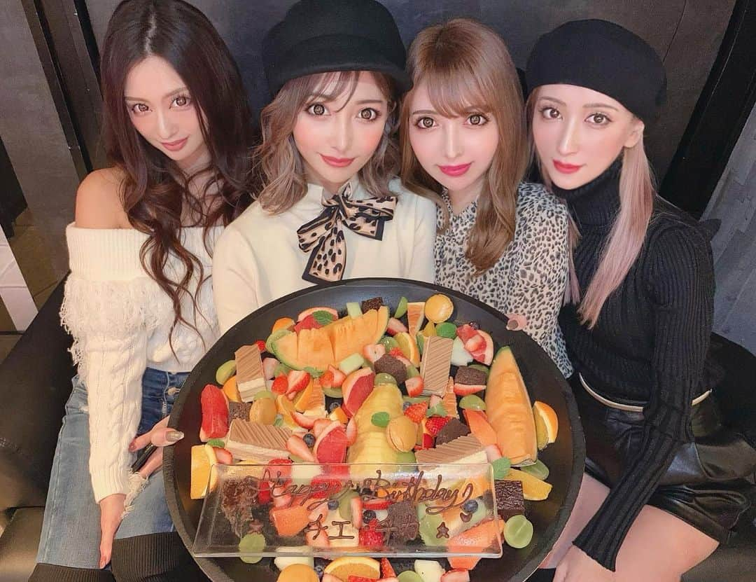 美咲あいりさんのインスタグラム写真 - (美咲あいりInstagram)「﻿ ﻿ 𝐶𝐻𝐼𝐸 👩‍❤️‍💋‍👩𝐶𝐻𝐼𝐾𝐴 chan﻿ 𝑯𝑨𝑷𝑷𝒀 🎂𝑩𝑰𝑹𝑻𝑯𝑫𝑨𝒀 🤍✨✨✨﻿ ﻿ ﻿ #twins﻿ #happybirthday﻿ #happy」11月27日 15時29分 - misakiairi