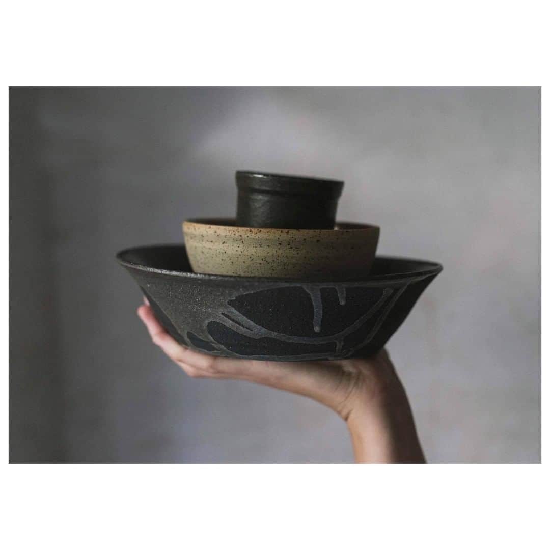 のインスタグラム：「«If it’s too perfect, it’s of no interest to me because it lacks character» Koen Ghesquière, artisan et fondateur de l’atelier de céramique anversois @ghesqceramics définit la beauté de ses créations par leur singularité et leur irrégularité. Chaque pièce est unique grâce à un travail organique, guidé par l’argile et la lumière. La production est conservée en interne et tous les articles sont fabriqués à la main. Les céramiques sont brutes, leurs couleurs parfois inattendues, offrant un caractère exceptionnel à chacune d’elles. La liberté créative de l’artiste prend son origine à Ostende et dans le Sud de la France, et suivent des techniques de fabrications diverses, notamment le Raku, une technique de poterie japonaise permettant d’obtenir un effet craquelé. À découvrir chez @holism_modern_craft située au 88 boulevard Beaumarchais, Paris XI. . «If it's too perfect, it's of no interest to me because it lacks character» Koen Ghesquière, craftsman and founder of the Antwerp ceramic workshop @ghesqceramics defines the beauty of his creations by their uniqueness and irregularity. Each piece is unique thanks to an organic work, guided by clay and light. Production is kept in-house and all items are handmade. The ceramics are raw, their colours sometimes unexpected, offering an exceptional character to each of them. The artist's creative freedom originated in Ostend and in the South of France, and followed various manufacturing techniques, including Raku, a Japanese pottery technique that produces a crackled effect. #handcrafted #paris #beaumarchais #valentinegauthier  To discover at @holism_modern_craft at 88 boulevard Beaumarchais, Paris XI.」