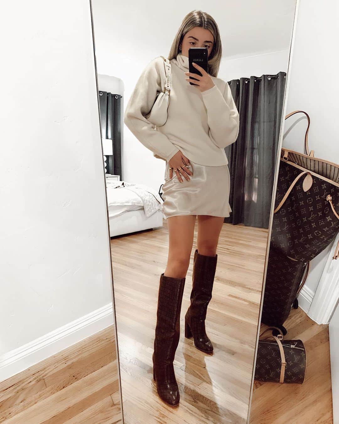 Lauren Elizabethのインスタグラム：「Current *winter* fav: All white and the perfect boot! There are new styles in my shop with @JustFabOnline. Check it out exclusively at justfab.com/LaurenElizabeth #JustFabPartner #JustFabStyle @JustFabOnline」