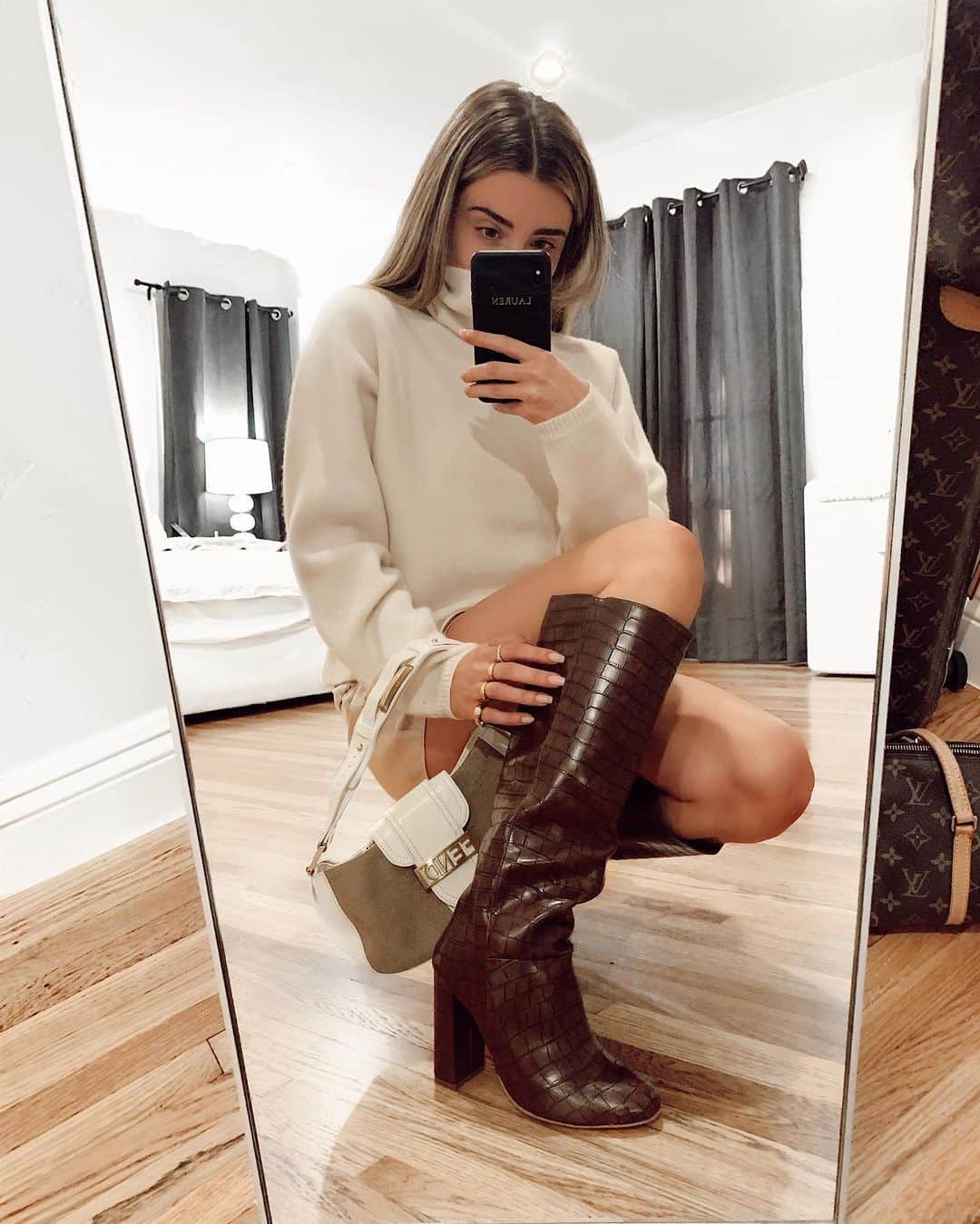 Lauren Elizabethさんのインスタグラム写真 - (Lauren ElizabethInstagram)「Current *winter* fav: All white and the perfect boot! There are new styles in my shop with @JustFabOnline. Check it out exclusively at justfab.com/LaurenElizabeth #JustFabPartner #JustFabStyle @JustFabOnline」11月27日 6時29分 - laurenelizabeth