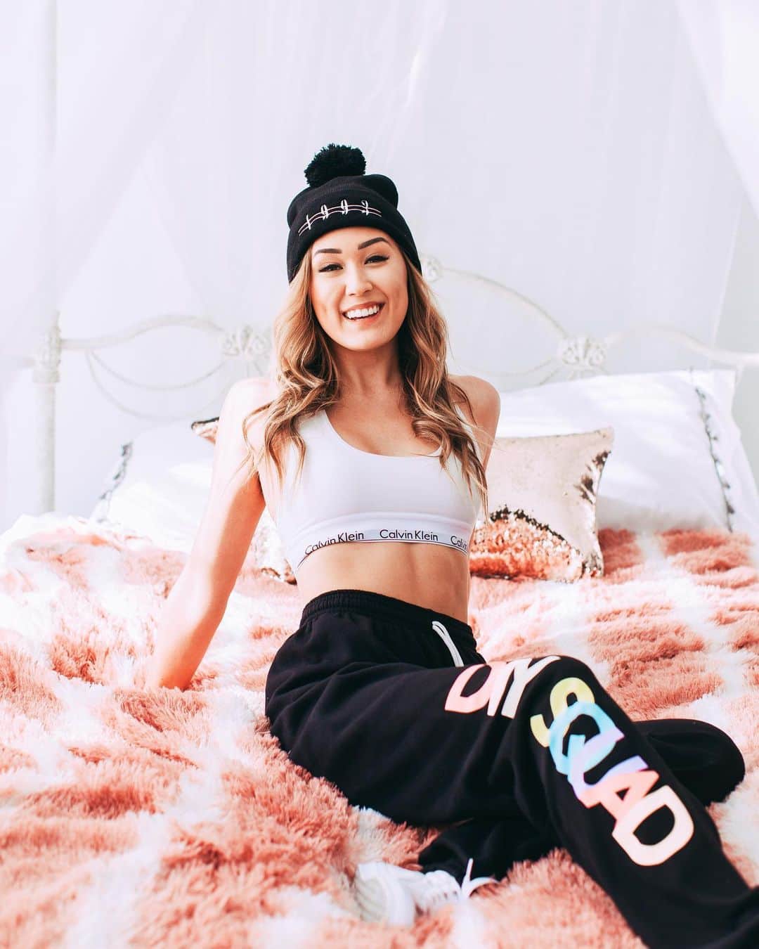 Lauren Riihimakiさんのインスタグラム写真 - (Lauren RiihimakiInstagram)「omg BLACK FRIDAY CAME EARLY BABES 🖤 shop.laurdiy.com is on freakin SAAAALE up to 40% off right now ✨ stock up before we’re sold out for the holidays 🎄🎅🏼 (the DIY SQUAD sweats are down from $42 to $25.20!!!!!) + free totes on every order until they’re gone」11月27日 6時29分 - laurdiy
