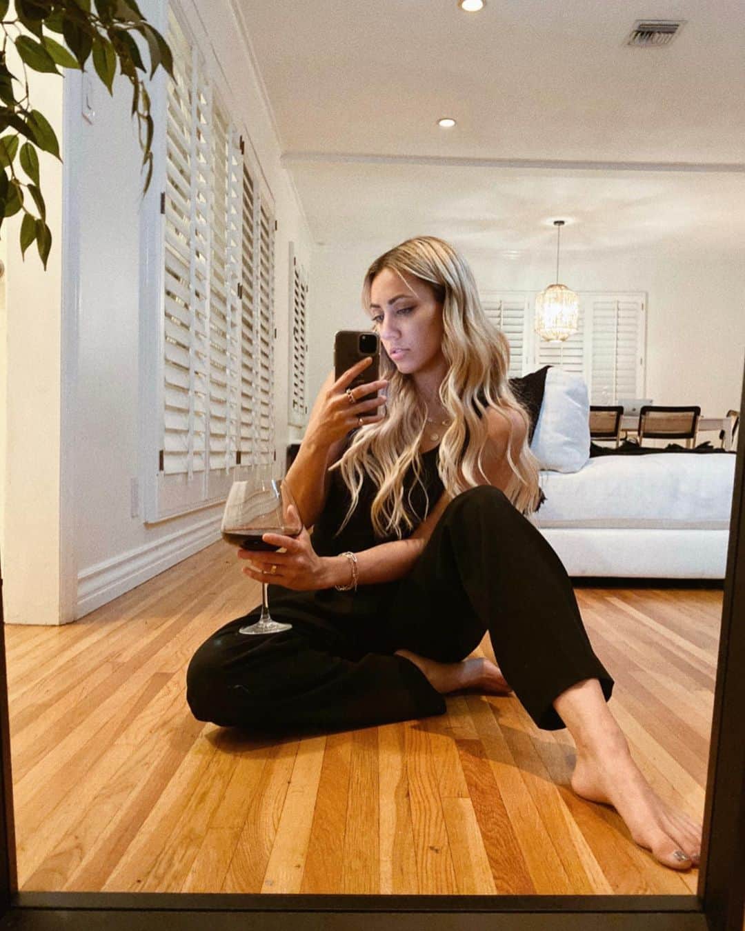 Camden Scottのインスタグラム：「Extra large wine glass to contrast my dainty new ring addition from @simongjewelry  #CommittedWithSimonG #SimonGHolidayRetreat」