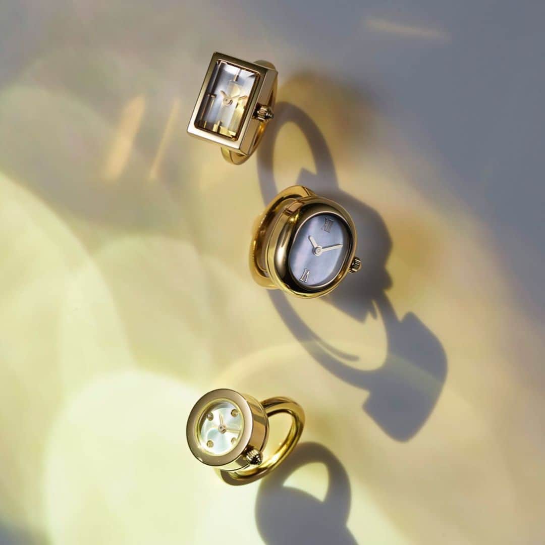 エテさんのインスタグラム写真 - (エテInstagram)「《Ring Watch》﻿﻿﻿ - from Christmas Collection﻿﻿﻿ ﻿﻿﻿ ジュエリーのように身につけられる、﻿ 新感覚の"Ring Watch"コレクション。 ﻿ ﻿ 遊び心たっぷりのアイテムながら、﻿ ムーブの薄さや、細かなディティールにこだわっています。﻿ ﻿ #ete #エテ #Christmas2019 #Orb﻿ #RingWatch」11月27日 6時37分 - ete_official