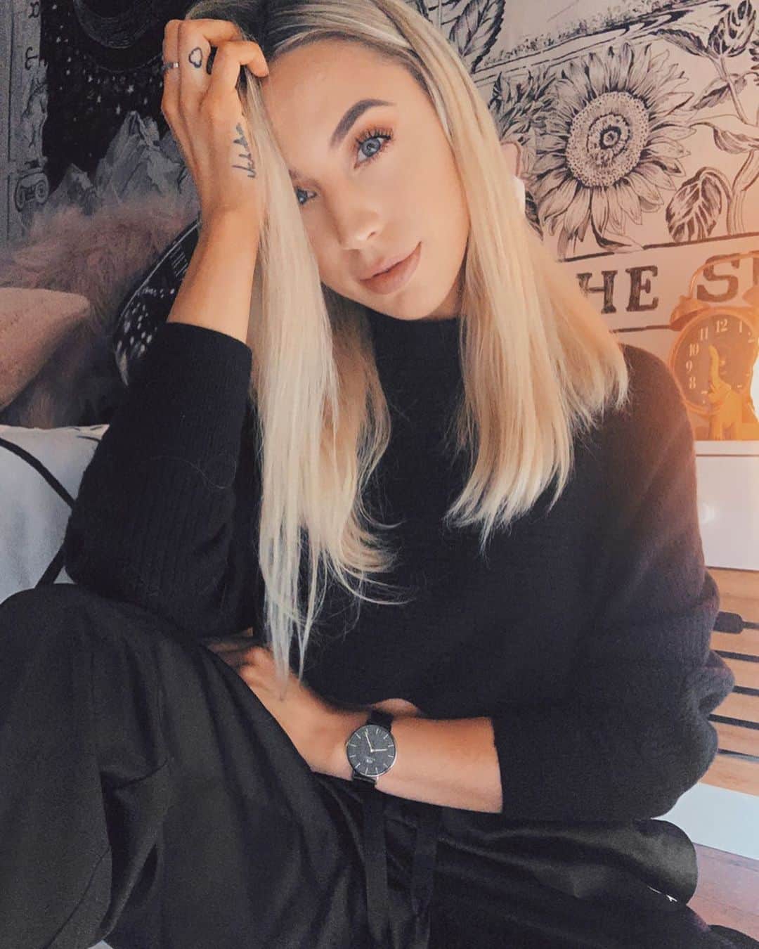 Kalyn Nicholsonのインスタグラム：「It’s officially Santa season 🎅🏼 No matter who you’re Santa to this year you don’t want to miss out on @danielwellington’s Black Friday offers! Get 50% off select styles or stuff a stocking with a free accessory with any regular priced watch.  You can also get an extra 15% off with my code “KALYN”✨ #danielwellington #ad」