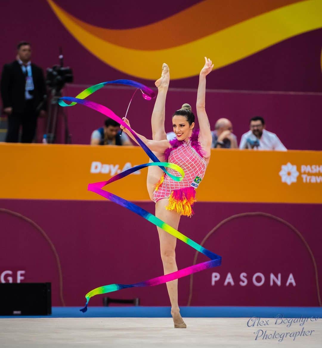 ナターリア・ガウジオのインスタグラム：「Mais uma semana incrível que está só começando... Hoje tive a oportunidade de participar da Audiência Pública da Comissão de atletas em Brasília, como presidente da Comissão de Atletas da CBG!! É um prazer e um orgulho imenso representar todos os atletas da Confederação Brasileira de Ginástica... É muito importante esse momento que estamos vivendo, conquistando cada vez mais nosso espaço e tendo voz ativa!! E agora já estou me despedindo de Brasília e embarcando rumo a Blumenau, onde serei Embaixadora dos Jogos Escolares!! É maravilhoso pra mim poder prestigiar e ser espelho pra esses atletas, estou muito animada pra acompanhar as competições!! Desejo muita sorte pra todos os competidores, em breve nos encontramos aí em Blumenau!! ✈️😍🙏🏻✨🤸🏼‍♀️💪🏻🤩❤️ #love #competition #rhythmicgymnastic #ribbon #focus #sports #gymnastic #jogosescolares #brasilia #blumenau #cbg #cob #timebrasil #caixaesportes」