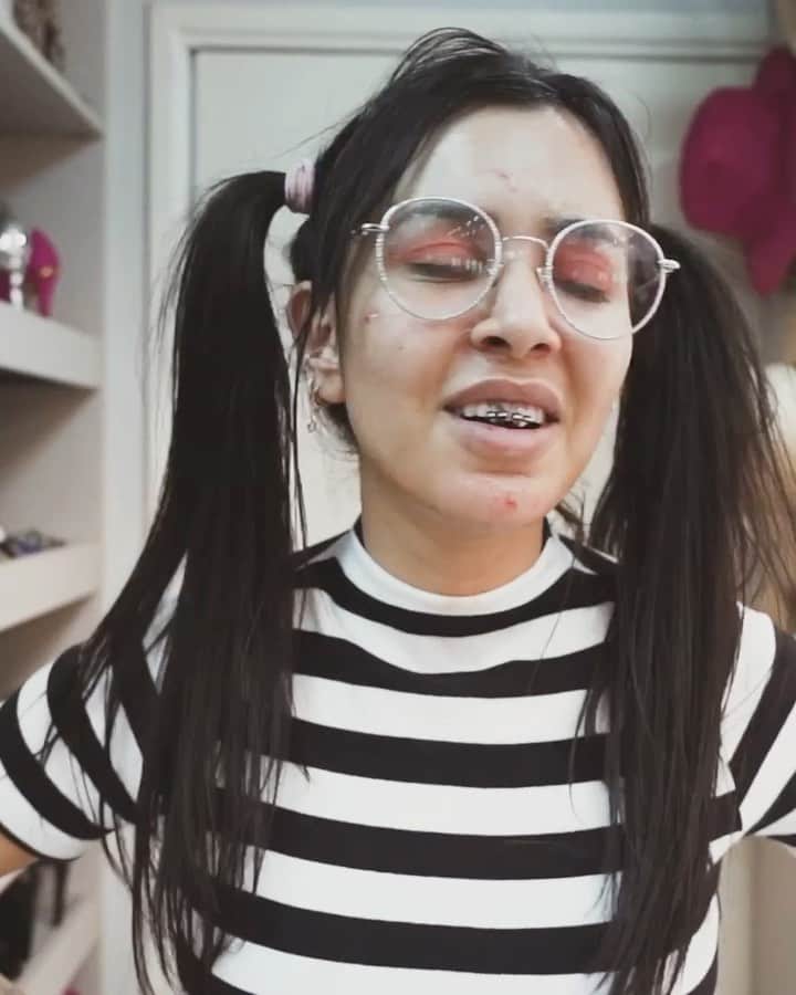 Gabriela Salesのインスタグラム：「Se não for pra reproduzir o clipe da Katy Perry eu nem faço publi kkkk aloka. O vídeo é só uma brincadeira gente, é claro 😂😂😂, mas os produtinhos são realmente incríveis. Apenas amando tudo da nova linha Protex Facial. Tinha que ser a @protexbrasil pra transformar esse momento em algo rápido, divertido e com um resultado mara. São só dois passos pra ter uma pele hidratada e bem cuidada! Não deixem de consultar um dermatologista também ❤ *ad - Música: Last Friday Night - Katy Perry  #videosricademarre #publidavidareal」