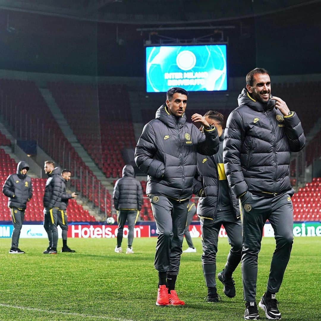 インテルナツィオナーレ・ミラノさんのインスタグラム写真 - (インテルナツィオナーレ・ミラノInstagram)「CHECKING OUT THE PITCH 📸👀🏟 #Inter #ForzaInter #SlaviaPragaInter #UCL #ChampionsLeague #Football」11月27日 7時02分 - inter