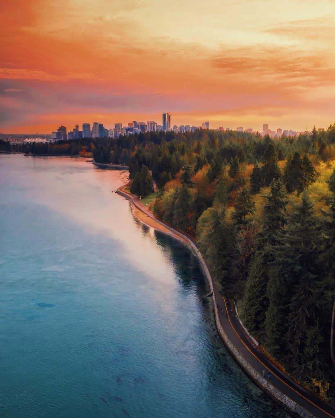 バンクーバー観光局- Tourism Vancouverさんのインスタグラム写真 - (バンクーバー観光局- Tourism VancouverInstagram)「バンクーバーで散歩に最適なスポットといえば、スタンレーパークの周りを囲むように通っている遊歩道「シーウォール」です。天気の良い日に、雄大な景色を楽しみながらのんびりと歩いてみてください。⁠ 📷 : @arjsun(Instagram)⁠ .⁠ .⁠ .⁠ #カナダ #バンクーバー #Vancouver #旅 #旅行 #女子旅 #旅好き #一人旅 #海外旅行 #トラベル #旅女子 #旅行好きな人と繋がりたい #旅好きな人と繋がりたい #旅行好き #旅行大好き #旅行行きたい #旅に出たい #海外 #旅の記録 #旅の思い出 #旅行記 #旅したくなるフォト #マイトリップ #マイトリ #retrip_global #散歩 #世界一周 #ダレカニミセタイケシキ #遊歩道 #スタンレーパーク」11月27日 7時00分 - vancouvertabi