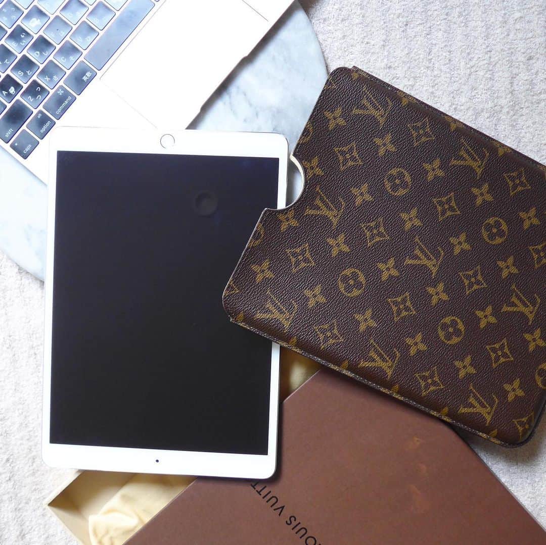 のインスタグラム：「ルイヴィトンのipadケース。ステキなipadケースがあると仕事もはかどりそうですね。 #fashion #fashionista #ootd #like4likes #instagood #instalike #instalove #ファッション #お洒落さんと繋がりたい #今日のコーディネート #お買い物 #戦利品 #louisvuitton #ルイヴィトン #ipad #ipadcase #ipadケース」