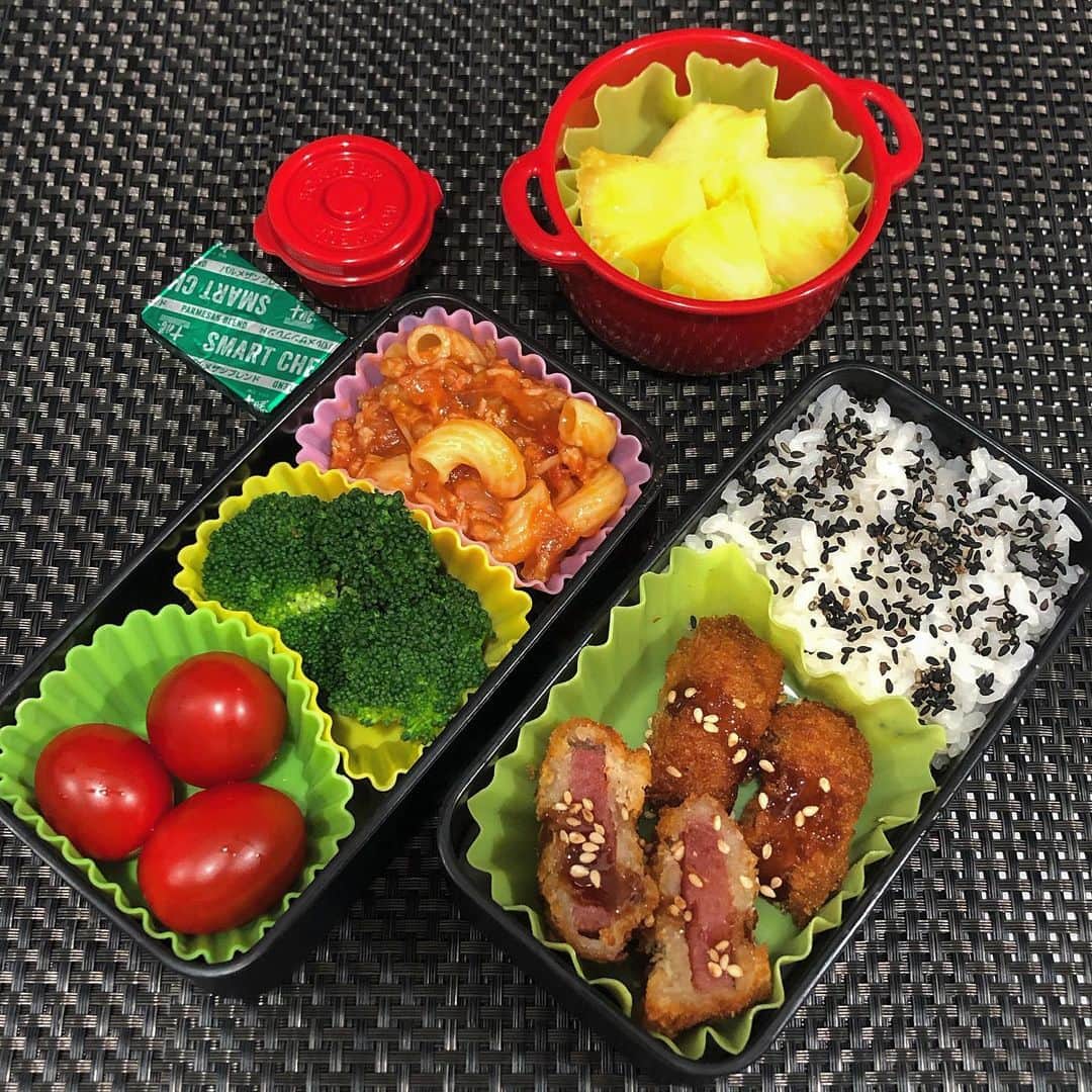 のインスタグラム：「おはようございます😃 ． しばらくお弁当は次女のみ🍱 ． ブロッコリーは多めに茹でて🥦🥦🥦 ワンコ達の朝ごはんにも混ぜまーす🥣 ． #一口ハムカツ #ミートソースマカロニ #ブロッコリー#トマト #パイナップル #娘#お弁当#愛情弁当  #food#cooking #daughter #lunch #lunchbox #lunchtime #cook #instafood #homemade  #delicious #yammy #instalike #instagood #instapic #instadaily #マミ弁当🍱」