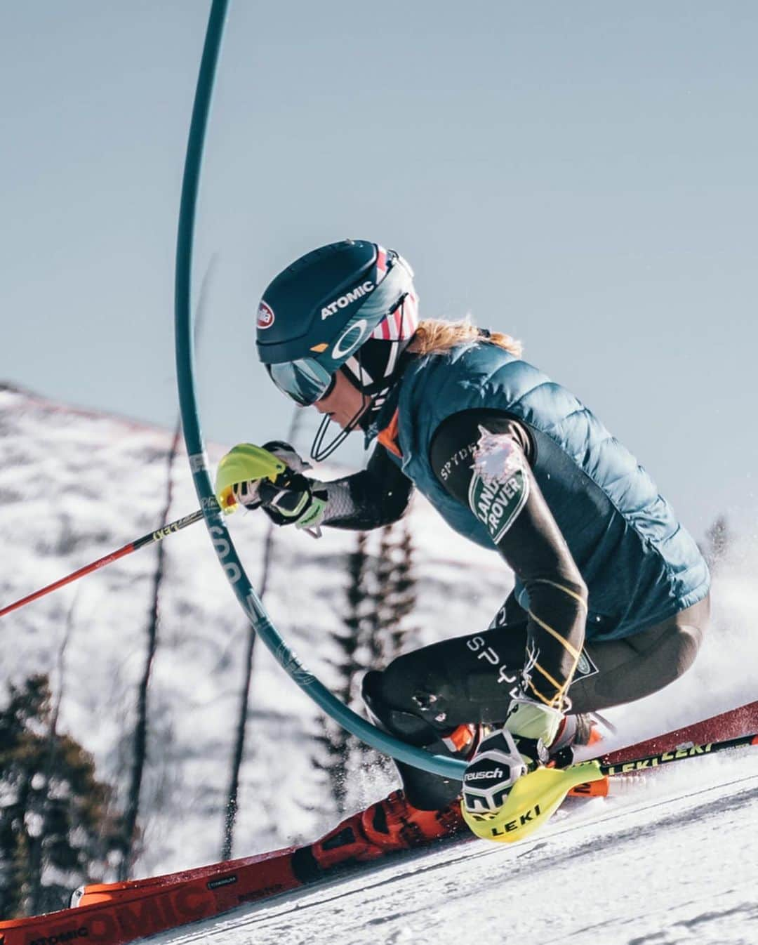 ミカエラ・シフリンさんのインスタグラム写真 - (ミカエラ・シフリンInstagram)「I want to take a moment to say the biggest THANK YOU to @coppermtn and @aspensnowmass/@team_avsc both for the incredible training, in every discipline, prior to Levi. Top-to-bottom super-G training in early November under blue skies and sunshine in Colorado is a gift!! I think this was the first time (since I started racing in every discipline) that I was able to successfully train across all disciplines - downhill, super-G, GS and slalom - before diving into this crazy World Cup schedule, which includes a whole bunch of races across five disciplines in four different countries, with some major continent-hopping. In a four week span we travel from Levi, Finland to Killington, Vt. (YAY🙃!!) to Lake Louise, Canada to St Moritz, Switzerland...and then onward for nearly every weekend to what seems like a bajillion different places. 🥴🥴🤪 I was asked after my win in Levi how I make it look so easy. The truth is, it’s not easy. The @fisalpine competition schedule alone is difficult to manage, but preparation for all of these events is an entirely different  beast...getting enough rest to perform, feel good and ski my best turns, being surrounded by the best team I can imagine who works so hard, and working with incredible resort partners to provide amazing training opportunities makes it a little easier. But it’s far from easy. That said, I feel prepared and ready for this stretch. And I CAN’T WAIT to compete at @killingtonmtn, in front of the absolute best fans in the world. LET’S GO!! 👏🤘🥳🤘 📷: @mountain.max @usskiteam @landroverusa @ikonpass #ikonpass #weareskiing #eleganceisanattitude #LandRoverUSAlpineSkiTeam」11月27日 7時25分 - mikaelashiffrin