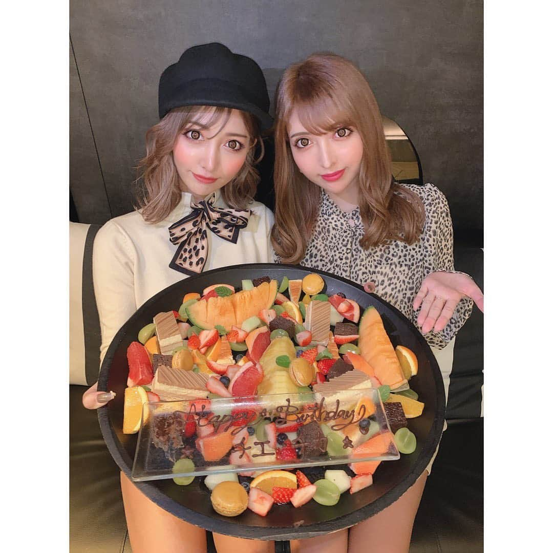 神子島みかさんのインスタグラム写真 - (神子島みかInstagram)「. #happybirthday 🛍💕 @yoshikawachie16  @yoshikawachika1116 . . #日本一 可愛い#双子 と 思うYouTuberでモデルでアパレル ( @parihummerne_official )も手がける 超多忙ツインズのお誕生日を昨夜は 美咲ちゃんとお祝いさせてもらってきました👯‍♀️👯‍♀️💕 @misakiairi . . 昨夜は珍しく 我が子も"行きたい"と言うので 我が子も一緒に1軒目は店員さんが 我が子に神対応過ぎて我が家は大好きな #麻布十番 の#イマサラ さんで#もや鍋 からの#skybar で まぁバレバレですがおめでとう！のケーキ🎂✨ . ちなみに スカイバーさんも子連れにほんと 神対応でした🙇🏽‍♀️💭 . . ちえちかちゃんおめでとう🎊 私の2こ下に見えないその若々しさ 来年も再来年もいい意味時の止まった双子でい続けてね💗 . 幸せな1年を… . . #ootd#birthdaysurprise#twins#makeup#Japanesegirl#japan#tokyo#mam#dad#kids#fam#instagood#instamood#instalike#instalove#instafollow#followme#instapic#我爱你#アラサー#ママ#お誕生日会#姉ageha . . ⋆⸜ᵀᴴᴬᴺᴷ ᵞᴼᵁ⸝⋆」11月27日 7時25分 - kagomika