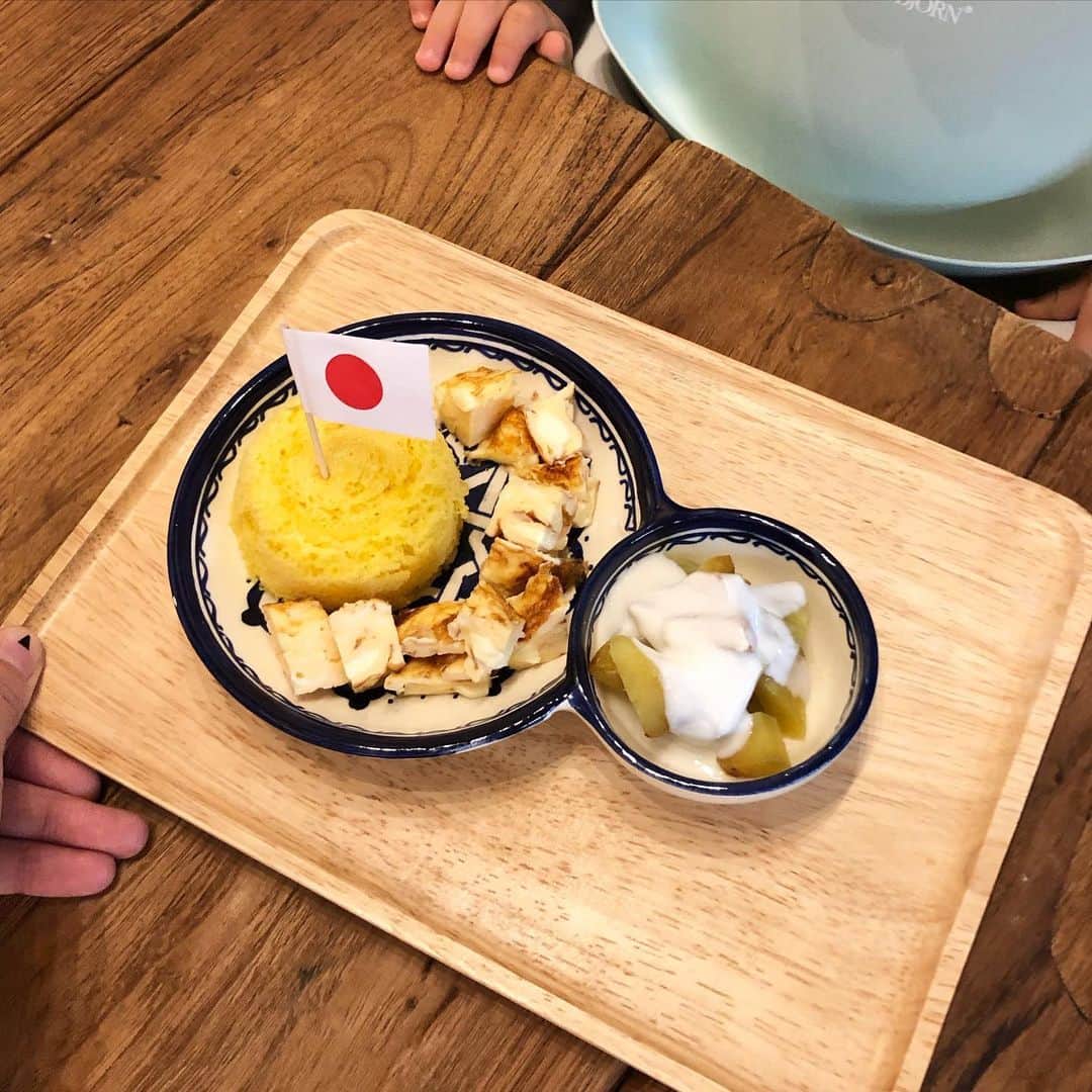 森本容子さんのインスタグラム写真 - (森本容子Instagram)「息子の朝ごはん。全部黄色でした😅　カボチャ蒸しパン。チーズ入りオムレツ。焼き芋にヨーグルトのせ。オムレツは写真最後の卵とチーズを使い2食にわけました。息子は完食、足りないのでフォローアップミルクも飲みました😅  @kariangofficial @ymdoshop  @yocomorimoto  #ymdoshop #kariang #tokyo  #japanmade #カリアング#レディスウェア#今日のコーデ#カットソー#コーディネート#森本容子#キッズウエア #マタニティウエア #マタニティ#マタニティコーデ #がんばれ高齢出産 #fashion #yocomorimoto  #離乳食#離乳食後期 #生後7ヶ月#生後8ヶ月#生後9ヶ月#生後10ヶ月#生後11ヶ月 #40代」11月27日 7時38分 - yocomorimoto