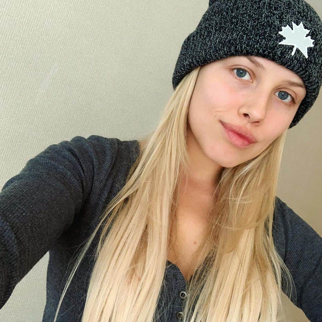 グレイシー・ドジーニーのインスタグラム：「the trip was short. the hair was long. ✌🏼🇨🇦」
