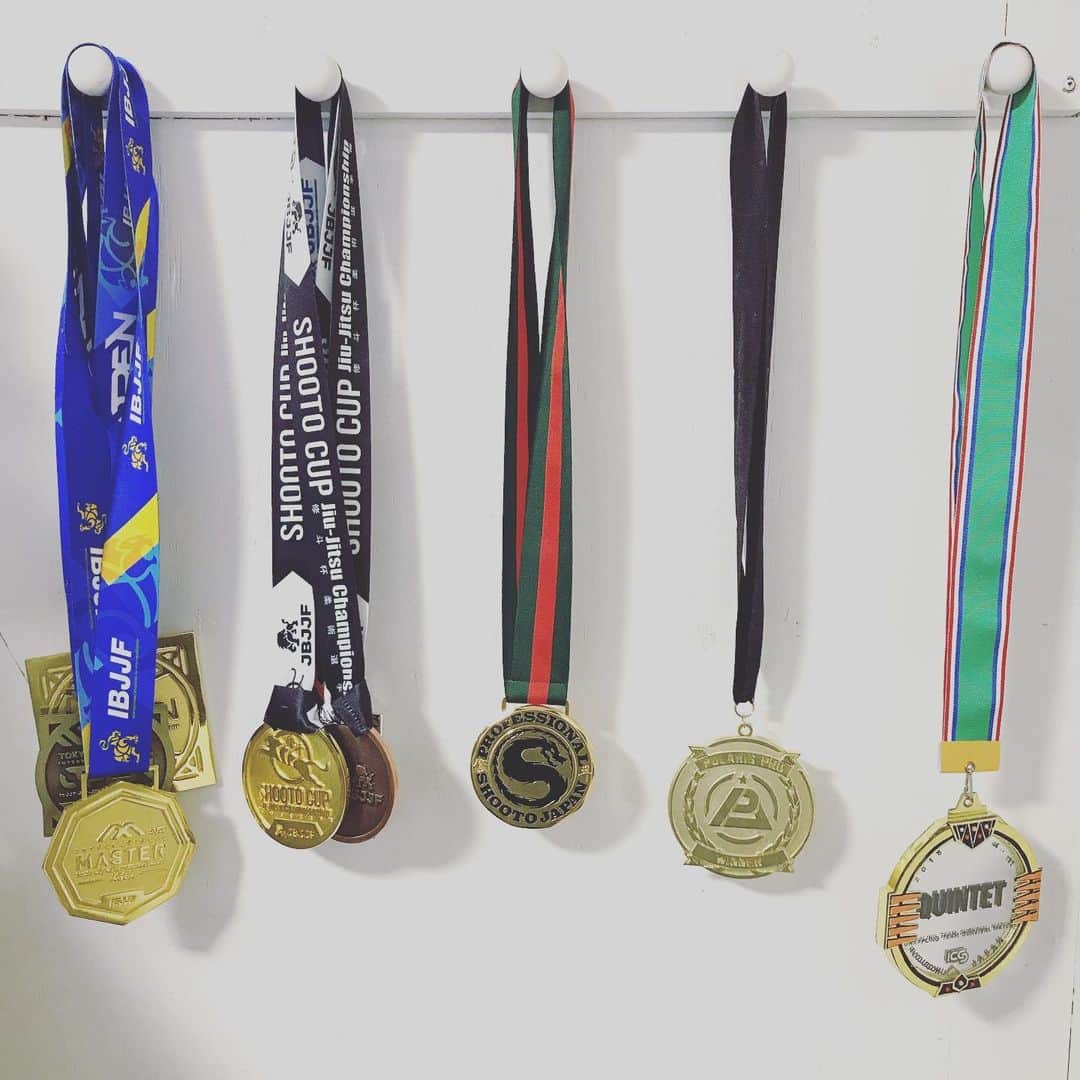 宇野薫のインスタグラム：「修斗メダル🏅 やっと手に入れました。  試合後SNSでの沢山のコメント、 メッセージ本当にありがとうございます。  またMMA、NO-GI、柔術の試合に 挑戦していきますので応援よろしく お願いします！  UNO  DOJO 宇野薫  #宇野薫 #修斗 #shooto1124 #caoluno  #unodojo #unocaolshowten」
