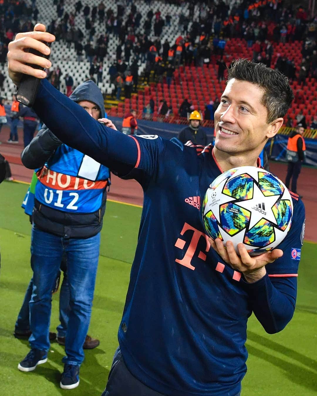 UEFAチャンピオンズリーグさんのインスタグラム写真 - (UEFAチャンピオンズリーグInstagram)「🤳 Match ball selfie 🤗 ⁣ Lewandowski tonight = 🔥🔥🔥 ⁣ ⁣ #UCL」11月27日 7時44分 - championsleague