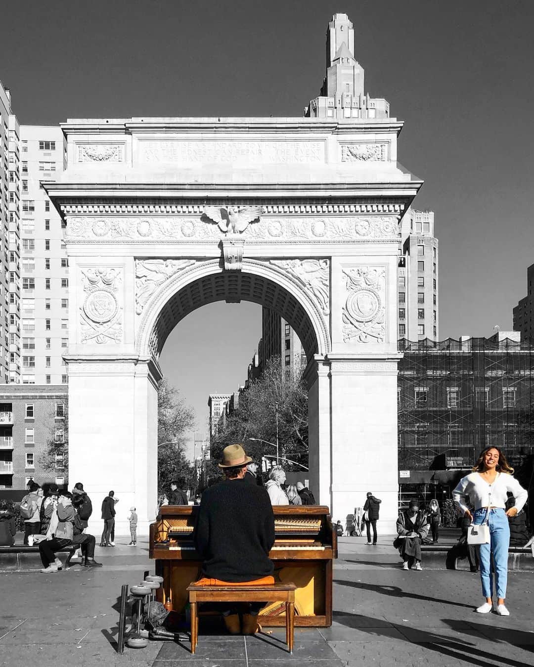 スコット・ローウェルさんのインスタグラム写真 - (スコット・ローウェルInstagram)「Piano, Man. . #washingtonsquarepark #nyc #piano #shotoniphone #blackandwhitephotography #colorsplash #streetphotography」11月27日 7時48分 - scolo222