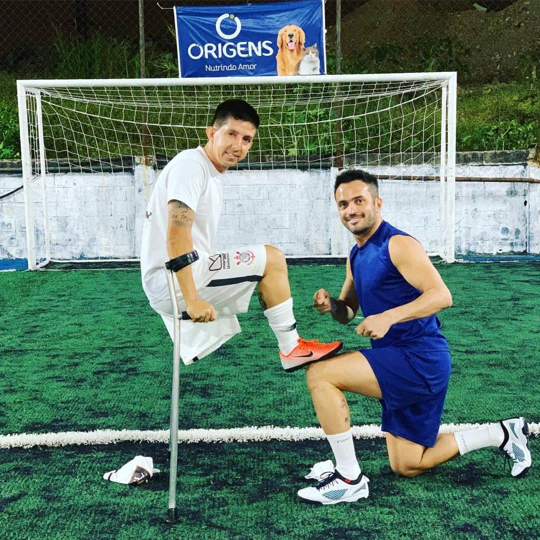 アレッサンドロ・ローザ・ヴィエイラのインスタグラム：「Sempre um prazer estar com você craque @rogerinhor9 ,o melhor do mundo no futebol de amputados e meu amigo! #Ambidestro #Canetanele #Nuncadeulambreta」