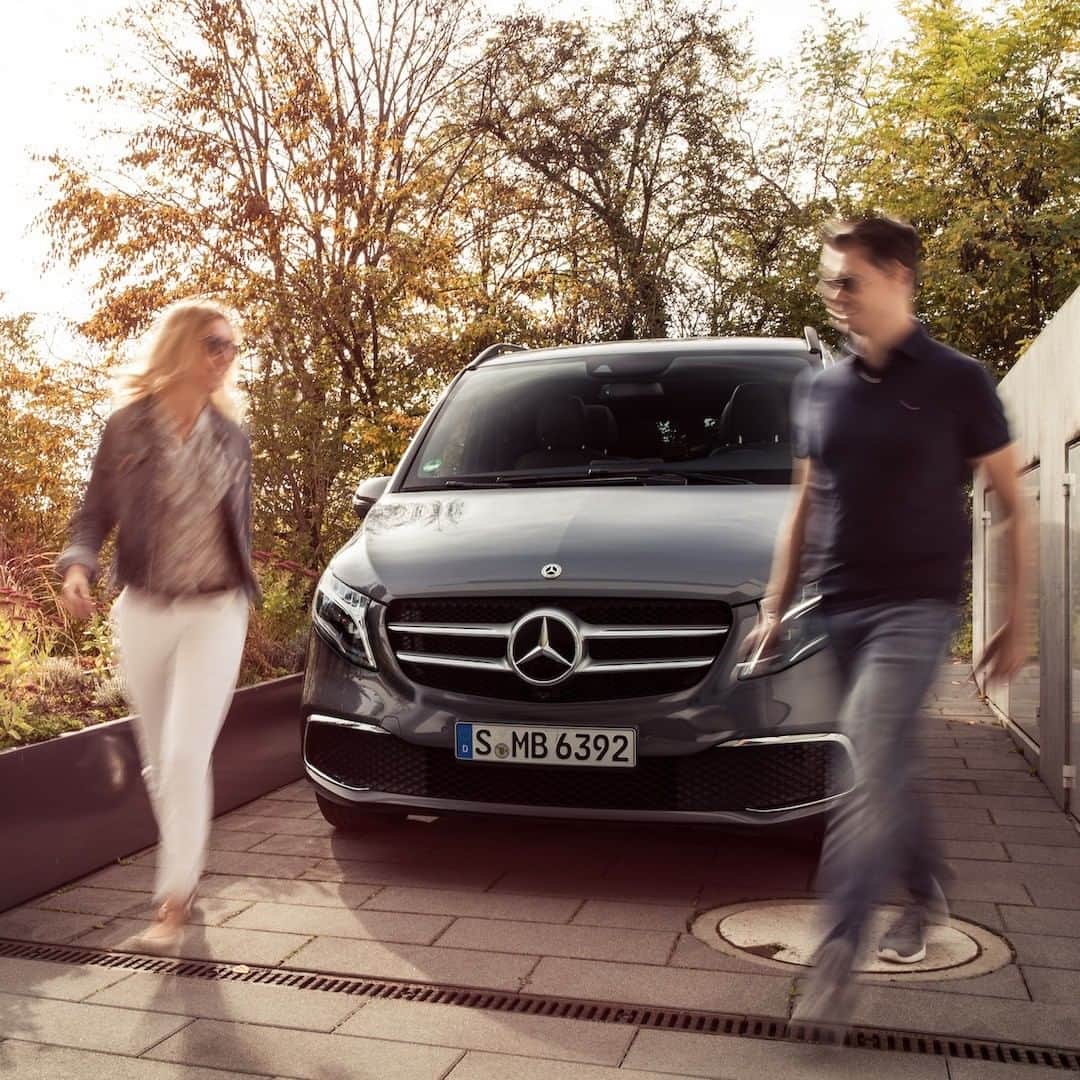 メルセデス・ベンツさんのインスタグラム写真 - (メルセデス・ベンツInstagram)「MBUX goes V-Class! The intuitive and self-learning multimedia system from Mercedes-Benz will now also be available for the MPV with the three-pointed star. . #MBUX #VClass #MercedesBenz #MBVans #MPV #newVClass」11月27日 7時59分 - mercedesbenz
