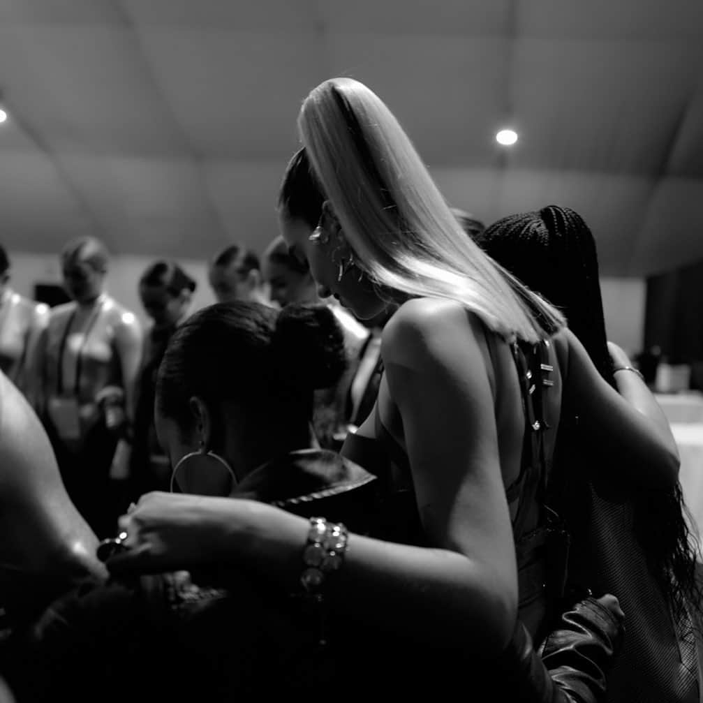 デュア・リパさんのインスタグラム写真 - (デュア・リパInstagram)「Important pre-stage moments with the girls, shot by @pixielevinson 🔐 see you tonight for the ARIA Awards in SYDNEY!!! 🇦🇺 ♥️」11月27日 8時00分 - dualipa