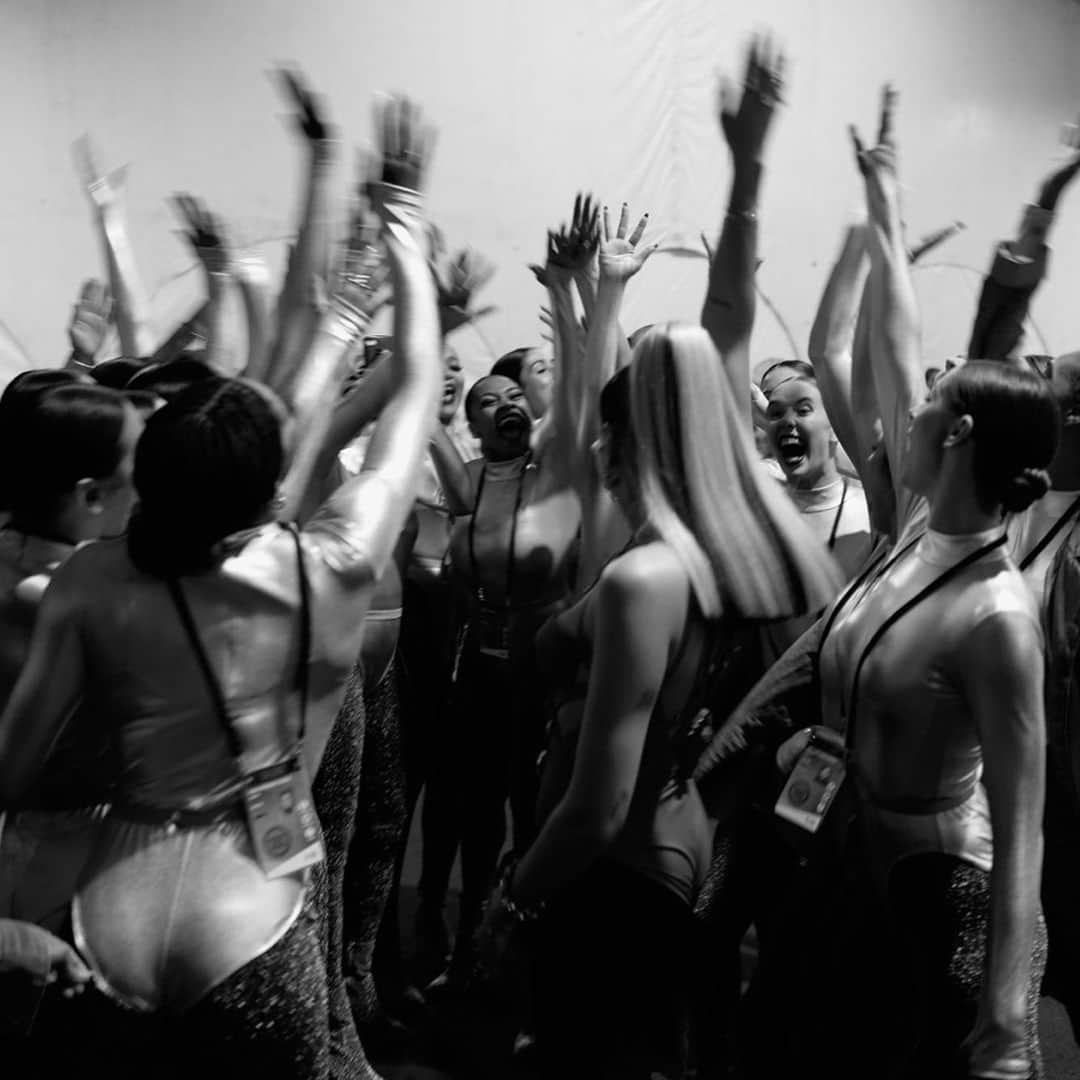 デュア・リパさんのインスタグラム写真 - (デュア・リパInstagram)「Important pre-stage moments with the girls, shot by @pixielevinson 🔐 see you tonight for the ARIA Awards in SYDNEY!!! 🇦🇺 ♥️」11月27日 8時00分 - dualipa