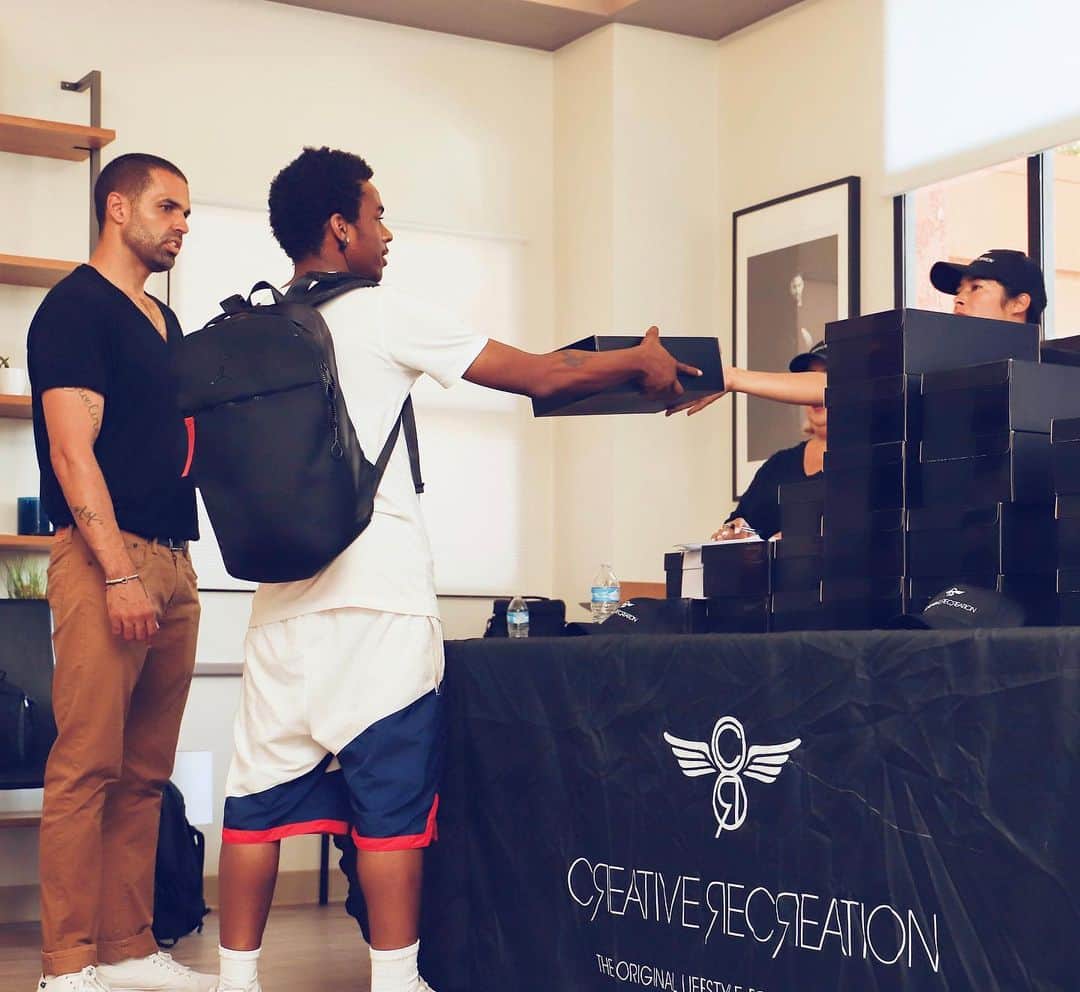 のインスタグラム：「What’s your Creative Recreation? One of our creation recreations is #GivingBack .... Recently we collaborated with @covhouseca_official youth shelter to feed, gift shoes and spend time with their amazing youth that are excelling in school and in their jobs...🔥🔥🔥 We are extremely grateful for the stories these kids shared with us and how humble they are. 😎🤙🌊 What’s your Creative Recreation? . . . The first 25 people that post their answer in their story, using the hashtag: #MyCreativeRecreationIs and tag @creativerecreation will get a DM from us with a discount code for 60% off select items on our website.  #HappyThanksgiving #GiveBack #gratitude #CreativeRec #Sneakers #Shoes #Fashion」