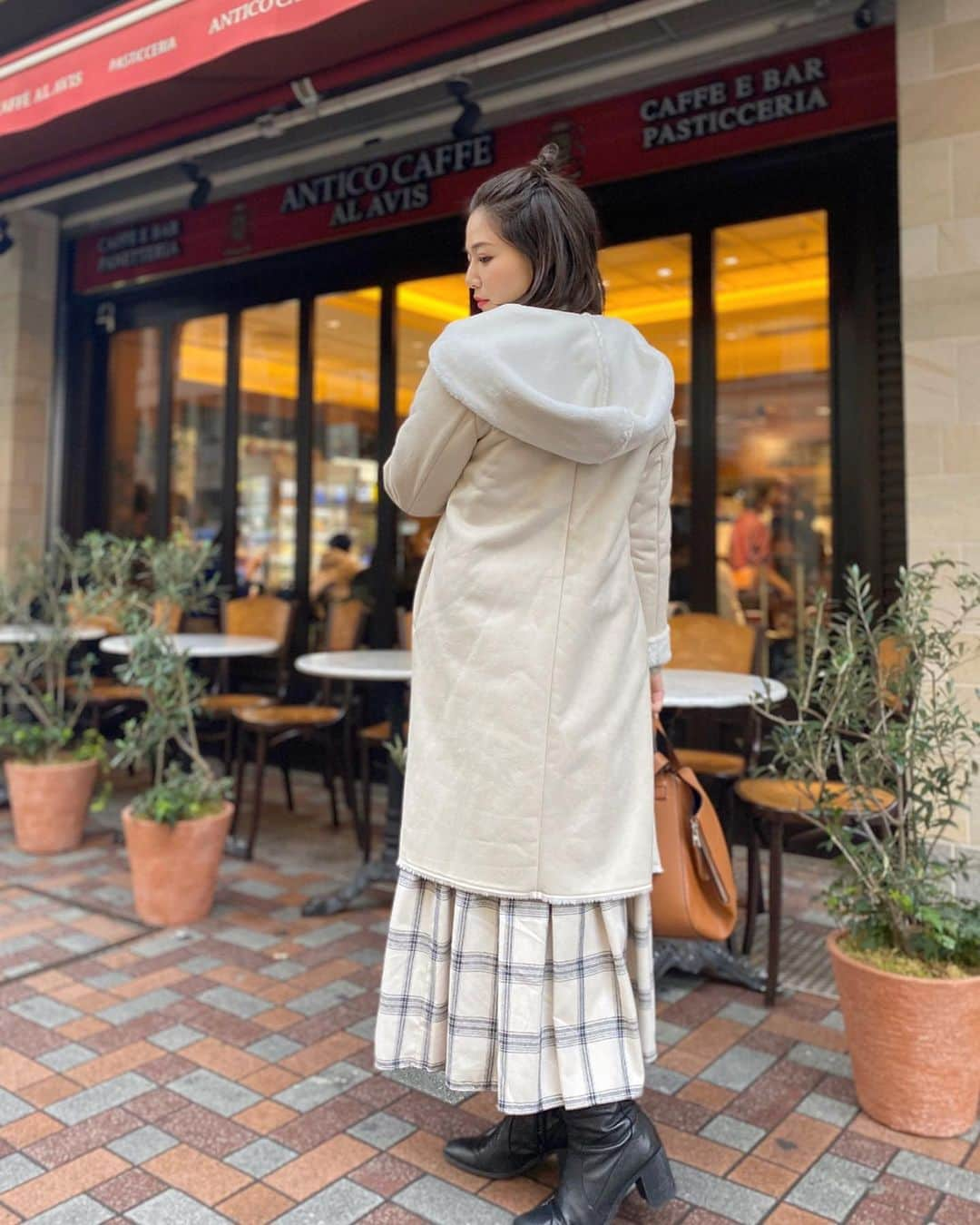 石井里奈さんのインスタグラム写真 - (石井里奈Instagram)「おはよん☀️ . 今日はこないだの休日コーデ👗 . ニットとチェックスカートでカジュアルに🙆‍♀️休日は通勤ぽくないリラックススタイルがお気に入り👒 ヘアもお団子でカジュアルダウンしてみました🧸🌈 . 今回のコーデは全部 @mercuryduo_com ❣️同じブランドでコーデするとやっぱり統一感でてかわいいよね😍 . 3枚目から着ているコートは今年のマーキュリーの福袋に入ってるコートなの🥺 . 本当にね、福袋に入ってるレベルじゃないよ、この質は🙄🙄笑 . 毎年大人気のマーキュリーの福袋だけど、絶対今年も買いだとおもいます👏 . この日は @shinjuku.reiwaclinic へ白玉点滴に💕だんだん肌が白くなってきた気がするよ～（実際友達にもいわれることが増えてきてさらに効果を実感中） . 今日もお仕事頑張っていきましょう❤️ . #ニット #ニットコーデ #冬コーデ #カフェ #cafe #カフェスタグラム #休日コーデ #ヘアアレンジ #お団子 #福袋 #コーデ #花柄ワンピ #マーキュリーデュオ #りなまるコーデ #mercuryduo #ファッション #チェックコーデ #マーキュリー #コーデ #きょコ #福袋2020 #チェックスカート #チェック #簡単ヘアアレンジ #おでこ #でこ出し #ポンパドール #りなまるコーデ」11月27日 8時32分 - ri7tin1025