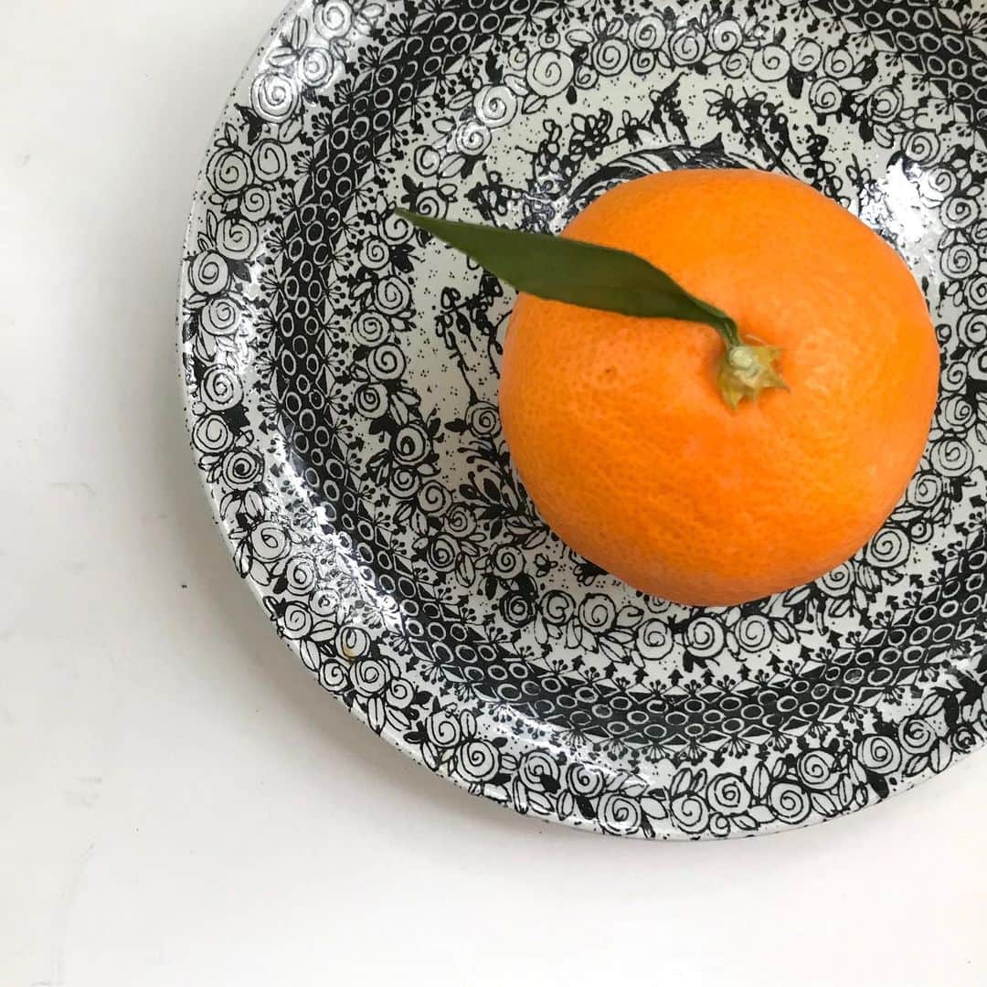のインスタグラム：「初ものは、笑いながら東を向いて食べよう。 どんより寒い朝なれど。 今日一日、元気よくいこう。  #みかん #宮川早生 #5farm」