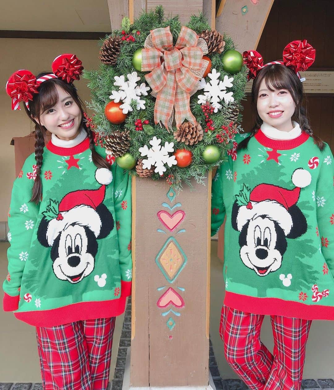 河村友歌のインスタグラム：「#クリスマスディズニー  #ディズニーコーデ 最高に楽しかった！！！ ド派手に。 めーっちゃ課金しました👏👏笑 #クリスマスコーデ　#ディズニー　#ディズニーランド #disneychristmas #disneyland #disney」
