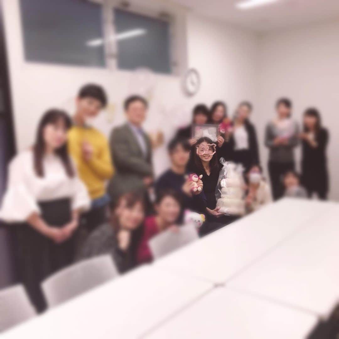 小西さやかさんのインスタグラム写真 - (小西さやかInstagram)「いよいよ出産予定日が明後日に迫ってきました。 協会スタッフのみんなが、ビックリ！ドッキリ！の『ベビーシャワー』をしてくれました。 会議室が全面、すてきな飾り付けになっていて、大好きなディズニーのロッツォのケーキに、長靴、ぬいぐるみに、エプロン、靴下、おむつケーキと盛りだくさんのプレゼントをいただきました！！！ 感謝感激です！これで無事、元気な赤ちゃんが産めそうです！ . 実は、当協会、20人くらいで運営していますが、スタッフの半分くらいが時短勤務、自宅勤務、育休、産休で、出産後も働きやすい環境なのです。 みんなすごく優秀なスタッフで、短時間ですごい量の仕事をこなしてくれていて、本当にみんなに支えられていると実感しています。 毎月、新しいことに取り組んだ人を月間MVPとして表彰しているのですが、いつも多くの人がアイデアを出して、会員の皆様により満足いただけるサービスを提案してくれるので、本当にありがたいです。 . 副業可能＆独立支援、保育園との企業提携、病理保育の施設と提携したり、フレックスタイム制を導入したりしています。 これからも、女性の社会進出を応援する協会として、いろんな取り組みをすすめていきたいです！ . 今、新たに求人募集を3名追加予定です！挑戦したい方は是非、履歴書と職務経歴書をinfo@cosme-ken.orgにお送りください(^^)一緒に知識のバトンをつなぎましょう！ . #ベビーシャワー#妊娠39週目#妊婦#出産#妊婦#ロッツォ#おむつケーキ#ディズニー#トイストーリー#保育園#日本化粧品検定協会#日本化粧品検定#小西さやか#出産予定日 #出産前 #出産前最後#妊娠10ヶ月 #妊娠38週 #妊娠記録 #妊娠後期 #妊婦ダイエット #妊婦コーデ #妊婦　#妊婦ファッション #妊婦日記 #授乳服#ベビー服」11月27日 8時59分 - cosmeconcierge
