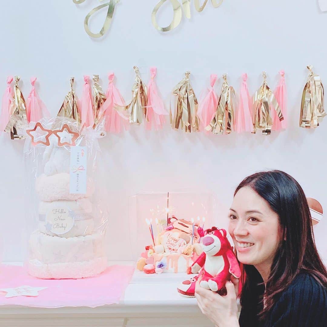 小西さやかさんのインスタグラム写真 - (小西さやかInstagram)「いよいよ出産予定日が明後日に迫ってきました。 協会スタッフのみんなが、ビックリ！ドッキリ！の『ベビーシャワー』をしてくれました。 会議室が全面、すてきな飾り付けになっていて、大好きなディズニーのロッツォのケーキに、長靴、ぬいぐるみに、エプロン、靴下、おむつケーキと盛りだくさんのプレゼントをいただきました！！！ 感謝感激です！これで無事、元気な赤ちゃんが産めそうです！ . 実は、当協会、20人くらいで運営していますが、スタッフの半分くらいが時短勤務、自宅勤務、育休、産休で、出産後も働きやすい環境なのです。 みんなすごく優秀なスタッフで、短時間ですごい量の仕事をこなしてくれていて、本当にみんなに支えられていると実感しています。 毎月、新しいことに取り組んだ人を月間MVPとして表彰しているのですが、いつも多くの人がアイデアを出して、会員の皆様により満足いただけるサービスを提案してくれるので、本当にありがたいです。 . 副業可能＆独立支援、保育園との企業提携、病理保育の施設と提携したり、フレックスタイム制を導入したりしています。 これからも、女性の社会進出を応援する協会として、いろんな取り組みをすすめていきたいです！ . 今、新たに求人募集を3名追加予定です！挑戦したい方は是非、履歴書と職務経歴書をinfo@cosme-ken.orgにお送りください(^^)一緒に知識のバトンをつなぎましょう！ . #ベビーシャワー#妊娠39週目#妊婦#出産#妊婦#ロッツォ#おむつケーキ#ディズニー#トイストーリー#保育園#日本化粧品検定協会#日本化粧品検定#小西さやか#出産予定日 #出産前 #出産前最後#妊娠10ヶ月 #妊娠38週 #妊娠記録 #妊娠後期 #妊婦ダイエット #妊婦コーデ #妊婦　#妊婦ファッション #妊婦日記 #授乳服#ベビー服」11月27日 8時59分 - cosmeconcierge