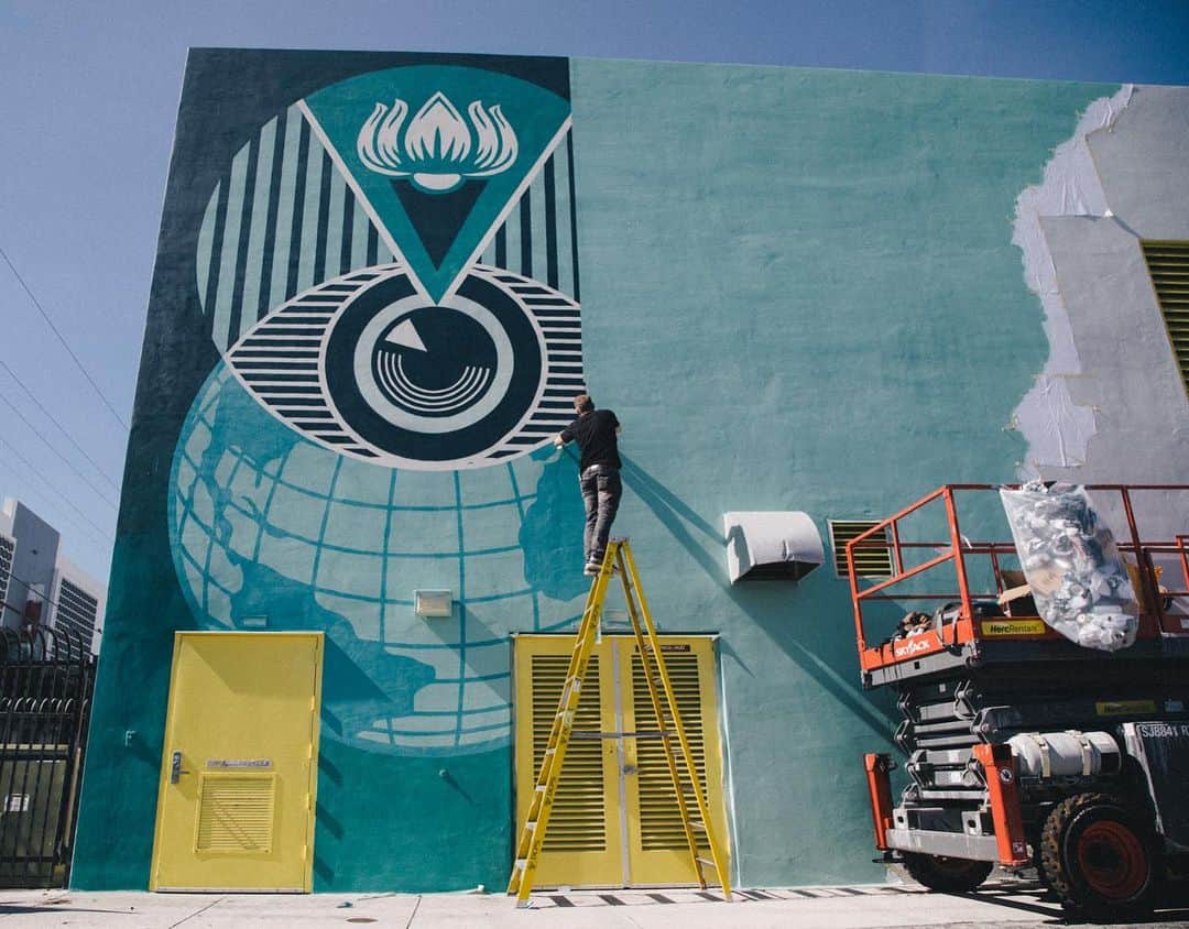 Shepard Faireyさんのインスタグラム写真 - (Shepard FaireyInstagram)「I'm working on another mural in Miami today with my team. Here's a sneak peek! - Shepard Photo: @jonathanfurlong  @theRAWproject_ #theRAWproject  @EneidaMHartner #EneidaMHartnerElementary ⠀⠀⠀⠀⠀⠀⠀⠀⠀⁣ #FACINGTHEGIANT #OBEYGIANT30TH #MIAMI #OBEY #obeygiant #shepardfairey」11月27日 9時02分 - obeygiant