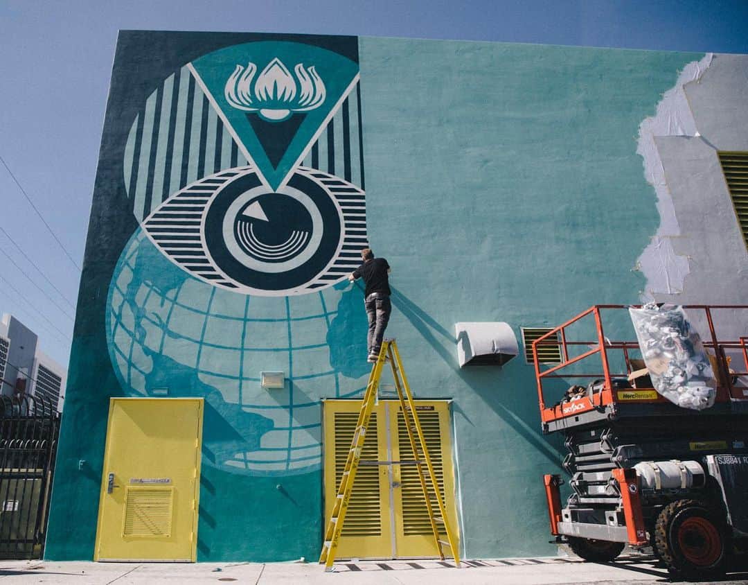 Shepard Faireyのインスタグラム：「I'm working on another mural in Miami today with my team. Here's a sneak peek! - Shepard Photo: @jonathanfurlong  @theRAWproject_ #theRAWproject  @EneidaMHartner #EneidaMHartnerElementary ⠀⠀⠀⠀⠀⠀⠀⠀⠀⁣ #FACINGTHEGIANT #OBEYGIANT30TH #MIAMI #OBEY #obeygiant #shepardfairey」