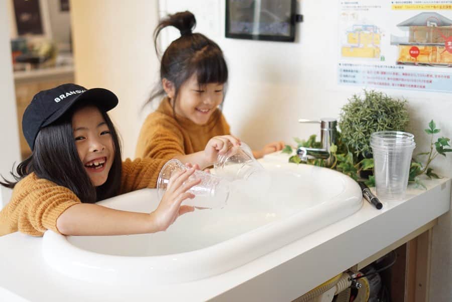 mocchiのインスタグラム：「こおはようございます☀️ ・ ・ 先日トヨタホーム愛知さんの展示場を見に行って来ました✨ ・ めっちゃ素敵な展示場だったーー！！ ・ 最近のおうちは、全館空調が主流なんだねー😳 大きな吹き抜けの展示場だったけど、どこの部屋もポカポカだった！ ・ ・ そんで、お風呂の美SPA！！ テレビCMで見たことあるミラブルのシャワーヘッドが標準で付いてるんだってーー！！ ・ ミラブルめっちゃ気になってたから、すごい魅力的だった😳✨ ・ ・ ・ こんな素敵な物をたくさん見たら、家を建て直したくなるね🤣🤣🤣 ・ これからおうち建てようかなって検討してる方は是非見に行ってみてね♥️ ・ ・ @toyotahome_aichi  #トヨタホーム愛知」
