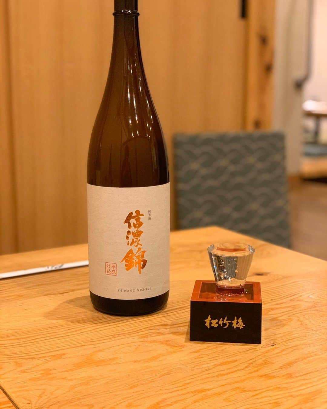 居酒屋やぐらのインスタグラム：「. 『居酒屋やぐら』 ～八幡山駅から徒歩3分～ URLはこちら⇒（@yagura__official） ------------------------------------------------ 『信濃錦』 地元産の減農薬栽培《美山錦》を扁平精米にて効率よく精米✨ 精米歩合70％ながら理論上60％精米に迫る品質の米で醸した、旨味のある辛口純米酒です🍶 ------------------------------------------------ #東京 #八幡山 #居酒屋やぐら #居酒屋 #創作 #宴会 #歓送迎会 #女子会 #酒場 #串焼き #地酒 #酒 #落ち着く空間#food #foodstagram #飲食店 #デート #おいしい #杉並区#刺身 #ビール #美味しい #深夜営業 #焼酎 #お刺身 #お酒 #信濃錦 #辛口純米酒」