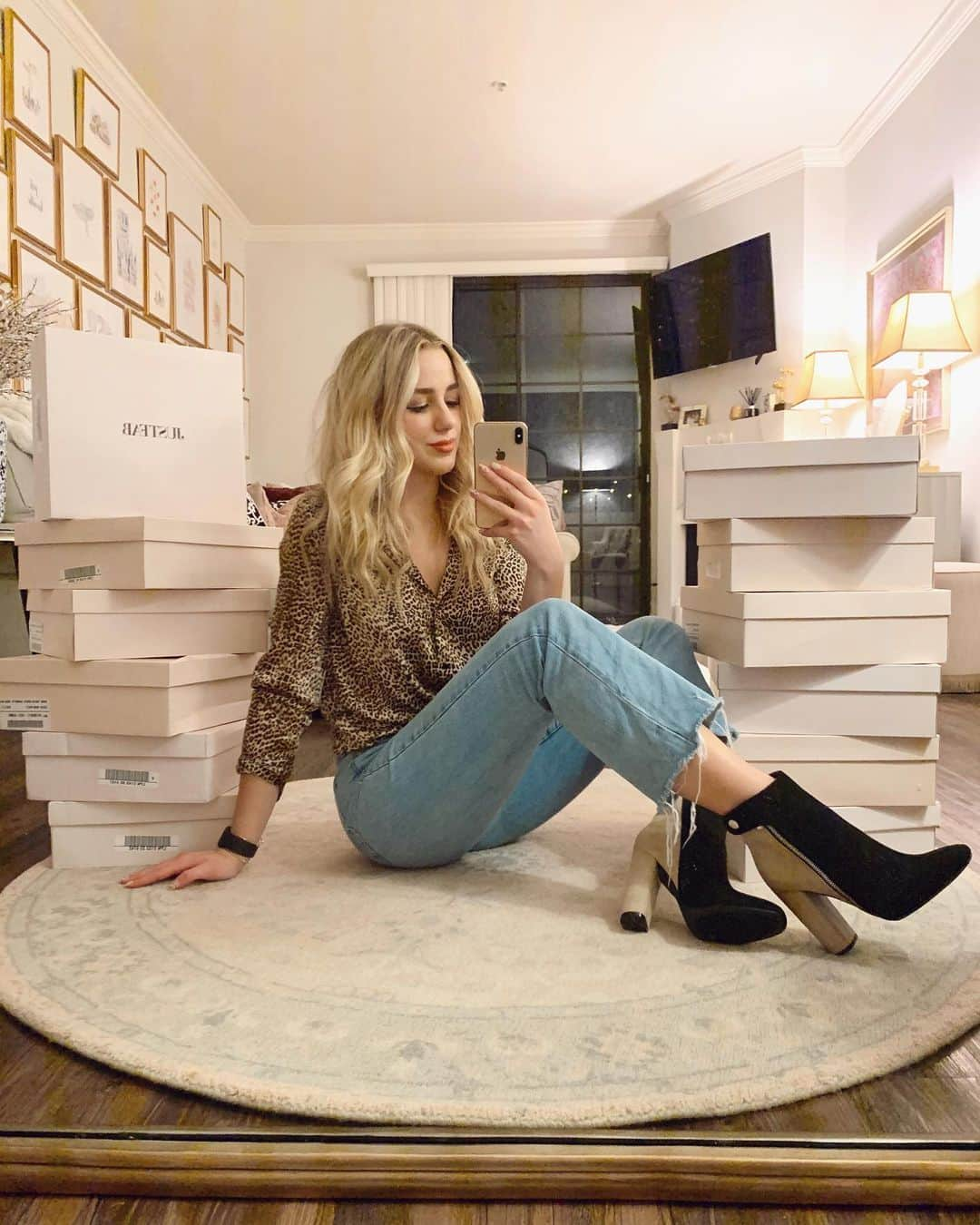 クロエ・ルーカジアックさんのインスタグラム写真 - (クロエ・ルーカジアックInstagram)「These boots were made for walking 💁🏼‍♀️ My new JustFab collection has all of my favorite picks for boot season! Check it out exclusively at http://www.justfab.com/ChloeLukasiak #JustFabAmbassador #JustFabStyle」11月27日 9時15分 - chloelukasiak