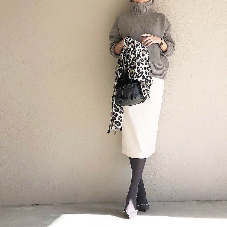 saaaay_kさんのインスタグラム写真 - (saaaay_kInstagram)「2019.11.27 coordinate… 寒いですね〜ざっくりニットにタイツで防寒❄️ ・ ・ 暖かなコーデュロイ素材のスカートはPLST ウォームリザーブシリーズ今季のnewアイテムです✨ @plst_official  #プラステはいてみた#plst#pr ・ ・ #166cm#プラステ#ウォームリザーブ#ootd#outfit#mylook#fashion#ママコーデ #ママファッション#プチプラコーデ#今日のコーデ#きょコ#シンプルコーデ#カジュアルコーデ#オシャレさんと繋がりたい#着回しコーデ」11月27日 9時17分 - saaaay_k