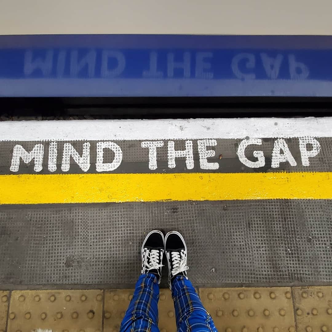 レクシー・ベルさんのインスタグラム写真 - (レクシー・ベルInstagram)「London, England 🖤 . . . #vansgirls #mindthegap #wherehaveyourvansbeen」11月27日 9時20分 - omgitslexi