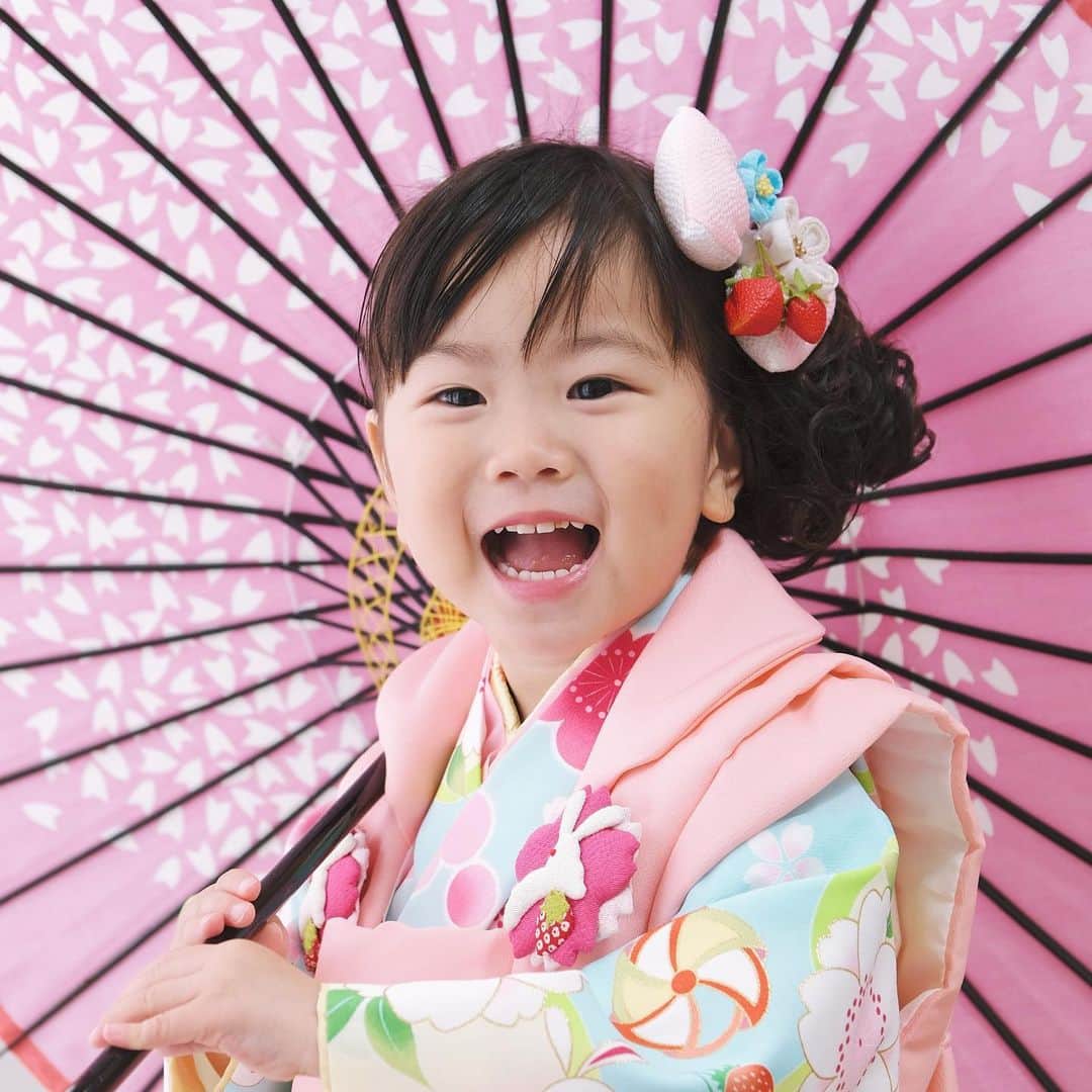 太陽チャンネルのインスタグラム：「. らんたまぶ～七五三♡ ほんとはばしゃもアラジンなってたのに かゆいゆーて写真撮る前に脱いでしまった。 わがやは毎年七五三🤣🤣🤣 くせつよ。 . . #太陽チャンネル #七五三 #スタジオアリス #アラジン」