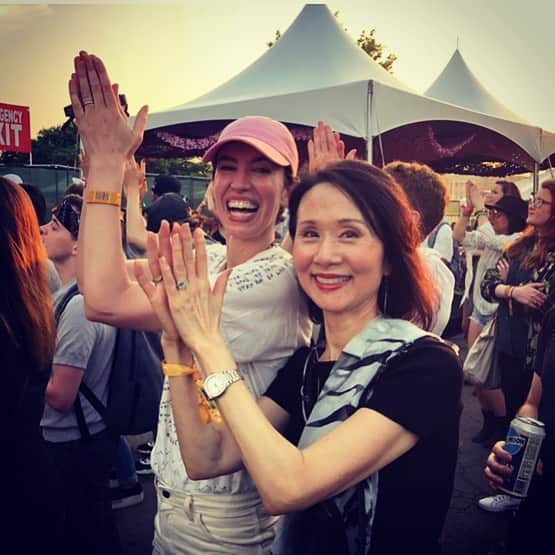 Karen Oさんのインスタグラム写真 - (Karen OInstagram)「My two sisters 💕 actually one is my sister from another mister and the other is my mom who looks like she could be my sister.  I love these two women, they’ve been through a lot with me and here they are cheering me on at some concert... anyways cheers to you two queens Christian and mom, random love post!❤️❤️❤️」11月27日 9時20分 - ko