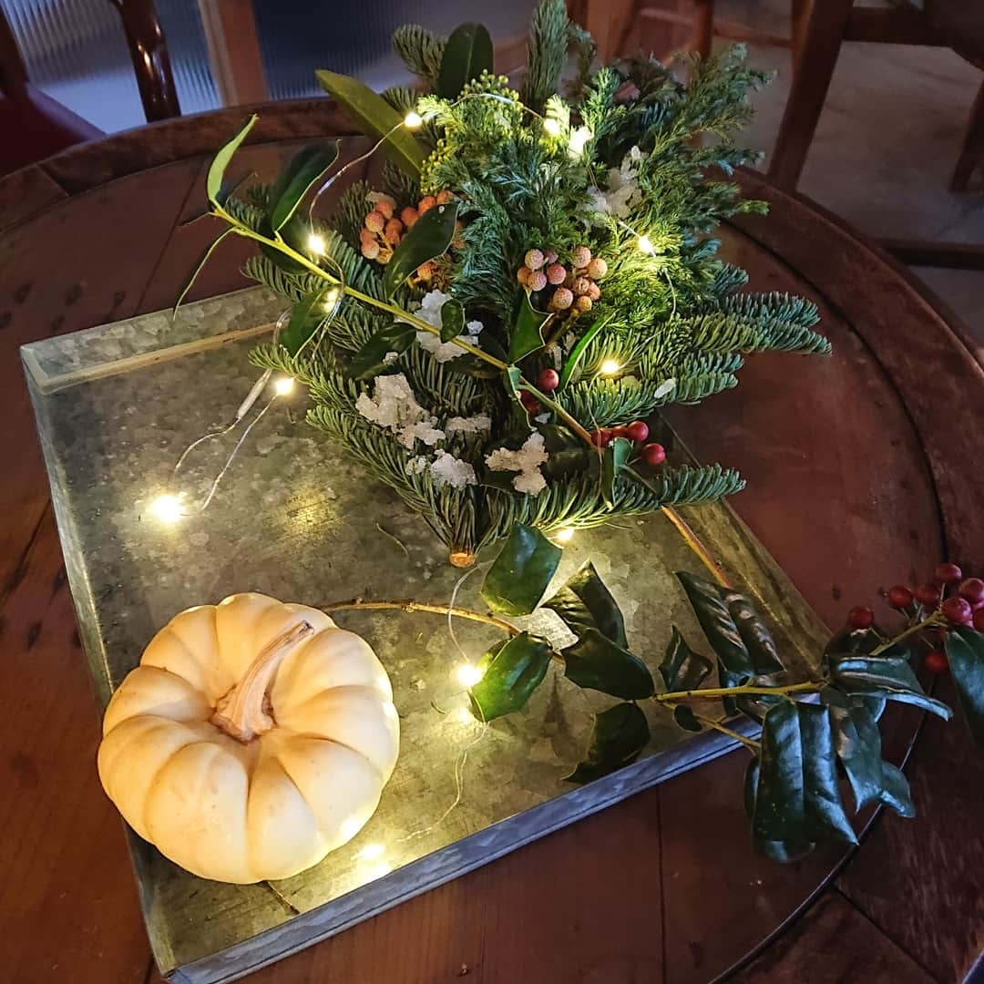 武藤乃子さんのインスタグラム写真 - (武藤乃子Instagram)「🌼 11月のフラワーレッスンは、クリスマスのアレンジ。  テーブルアレンジ🎄 ライトや雪に見立てた小道具などを使って、テーブルコーディネートにも使えるアレンジ。  スワッグ🎄 左右のアシンメトリーが可愛いのだけれど、それがやっぱり難しい。笑 家に飾ったら見た目以上のボリュームです。  2回目のレッスンは、すでに12月に入っていると勘違いしていて、お正月アレンジを作ると思っていました😳 もう、今がいつだか分からない、年末のバタバタ感。笑  #フラワーレッスン #お花のレッスン #お花のある暮らし #お花のある生活 #花のある暮らし #花のある生活 #大人のレッスン #クリスマスアレンジ」11月27日 9時26分 - muto_noriko.11